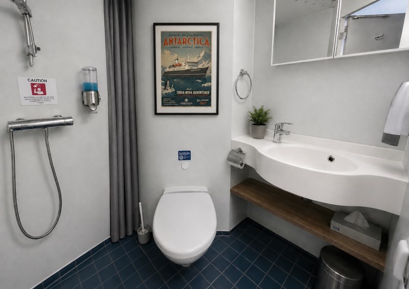 Badezimmer einer Kabine an Bord der MS Terra Nova Adventurer
