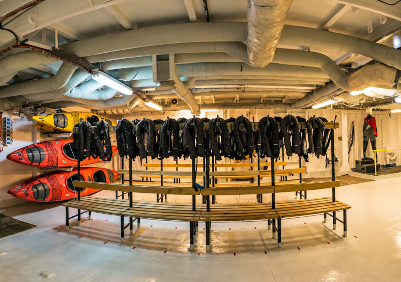 Mudroom mit Kajaks und Ausrüstung an Bord der MS Terra Nova Adventurer