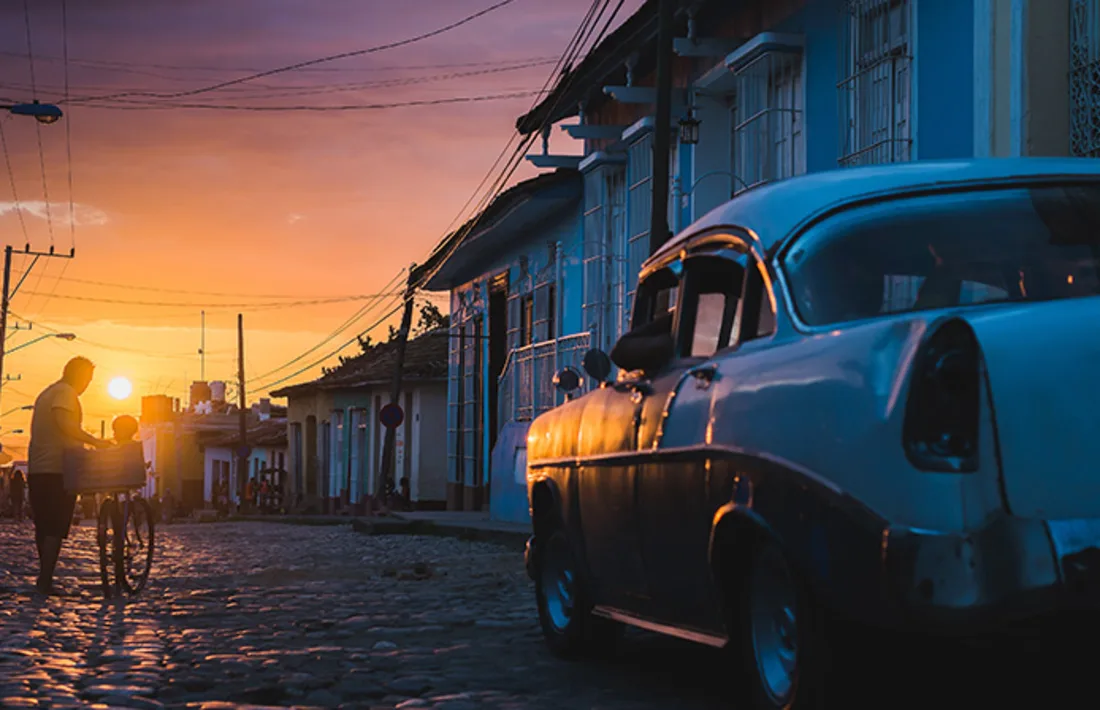 kubanischer Straßensonnenuntergang mit Oldtimer in Trinidad, Kuba