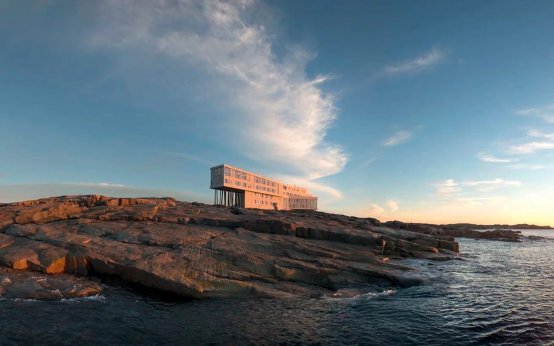 Fogo Island Inn: _ exterior Fogo Island Inn Sicht von Küste auf Hotel