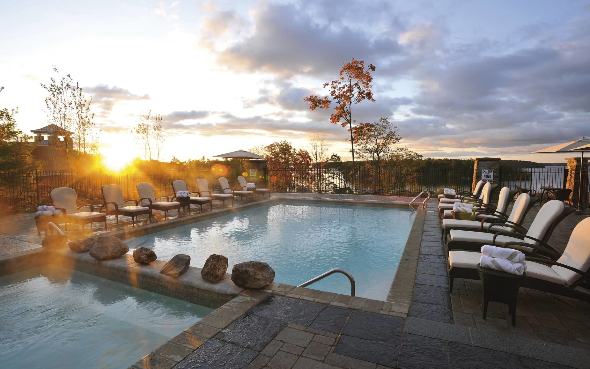 JW Marriott The Rosseau Muskoka Resort & Spa: _ pool JW Marriott Muskoka Pool mit Liegestühlen