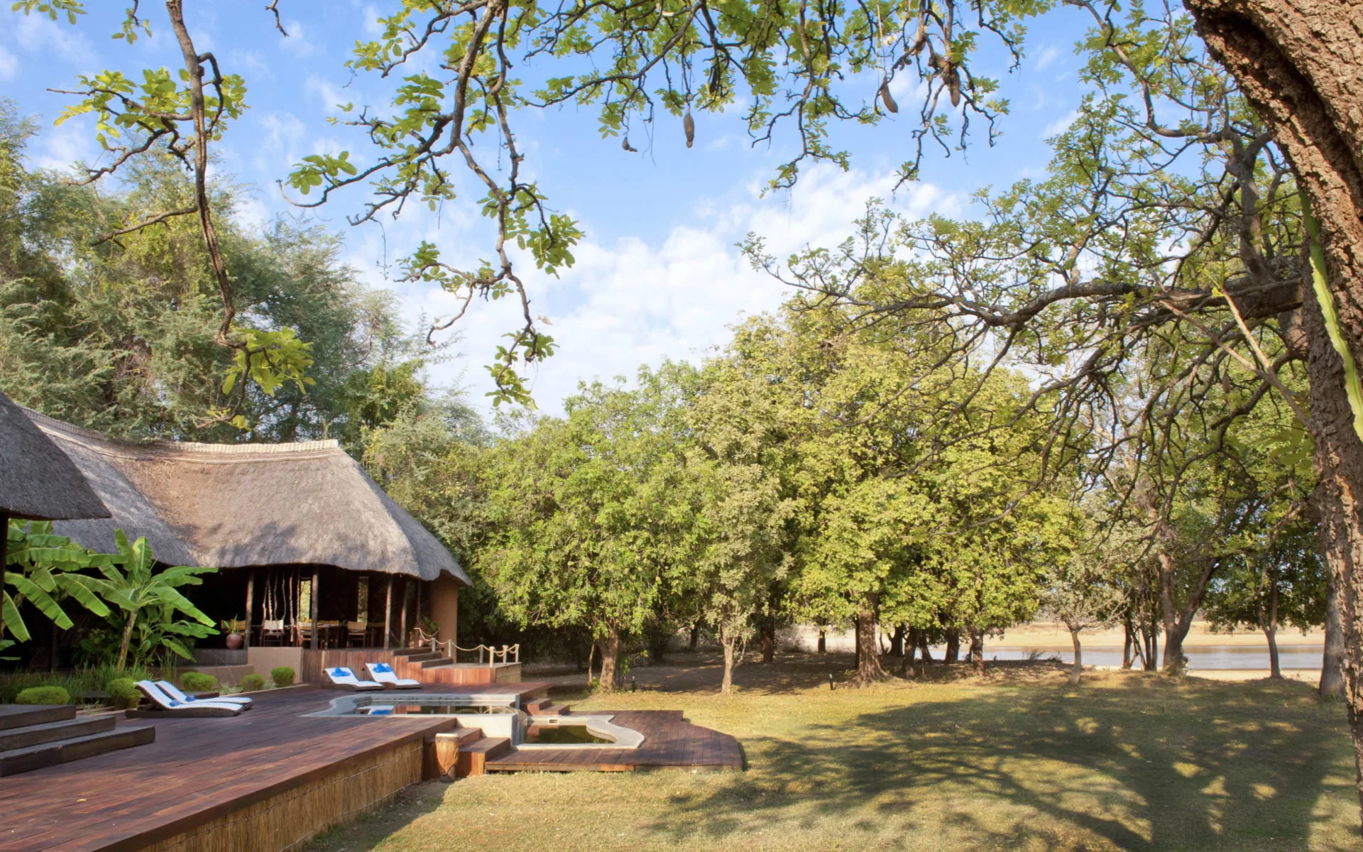 Luangwa River Camp in South Luangwa: 201108_LuangwaRiverLodge_-5