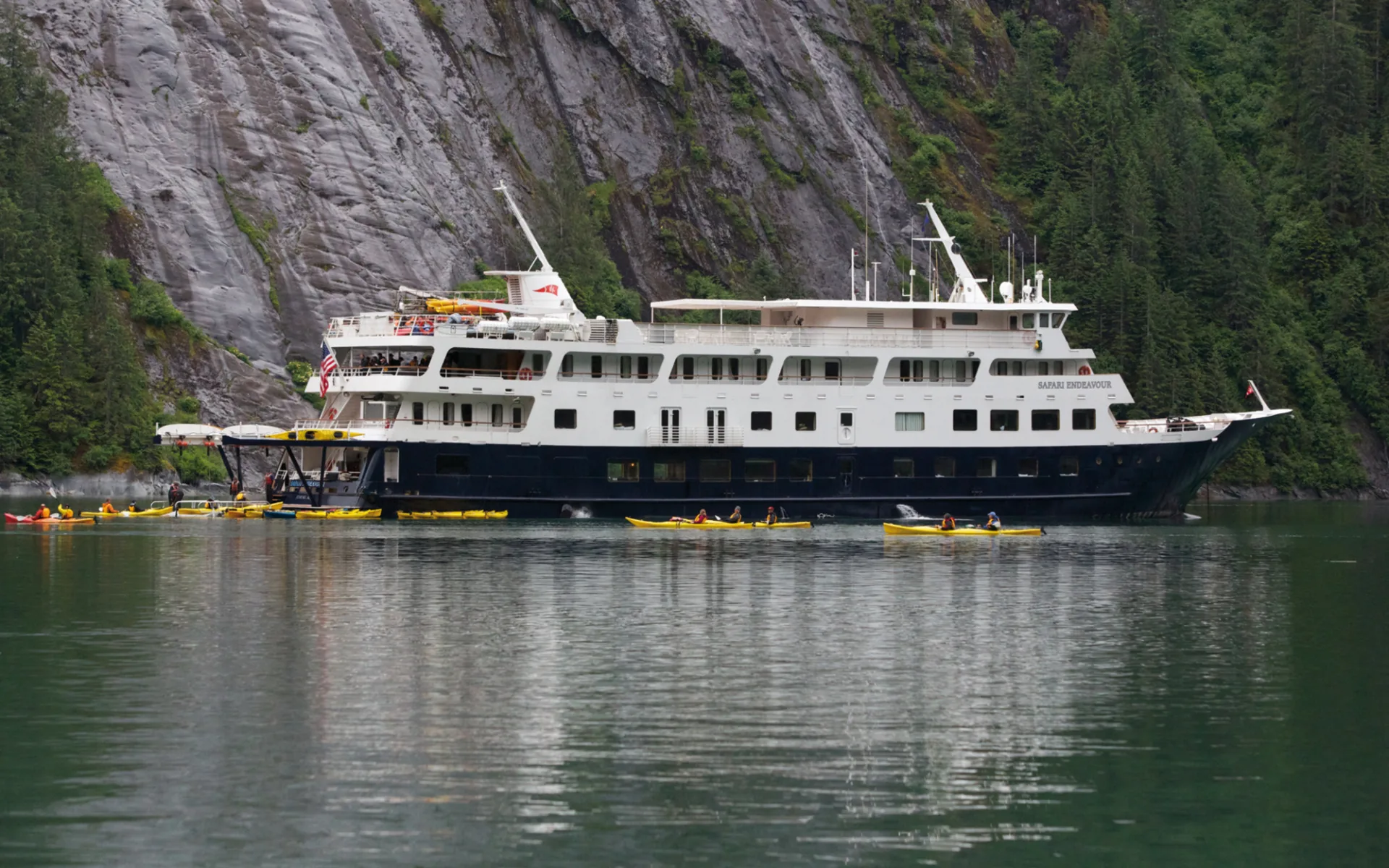 Yacht-Kreuzfahrten mit Un-Cruise Adventures ab Juneau: 2014_053_03_safari_endeavour_kayakers