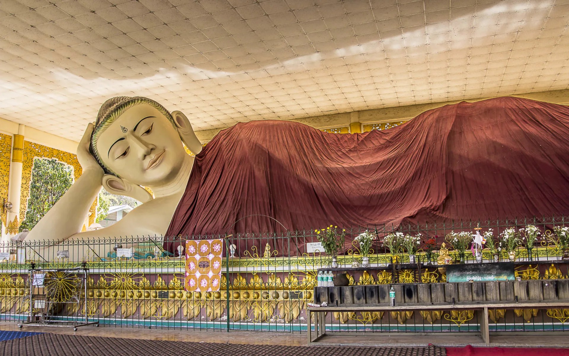 Kayah - Reise in eine verborgene Welt ab Inle Lake: A giant Buddha at Taung Kwe Paya in Loikaw