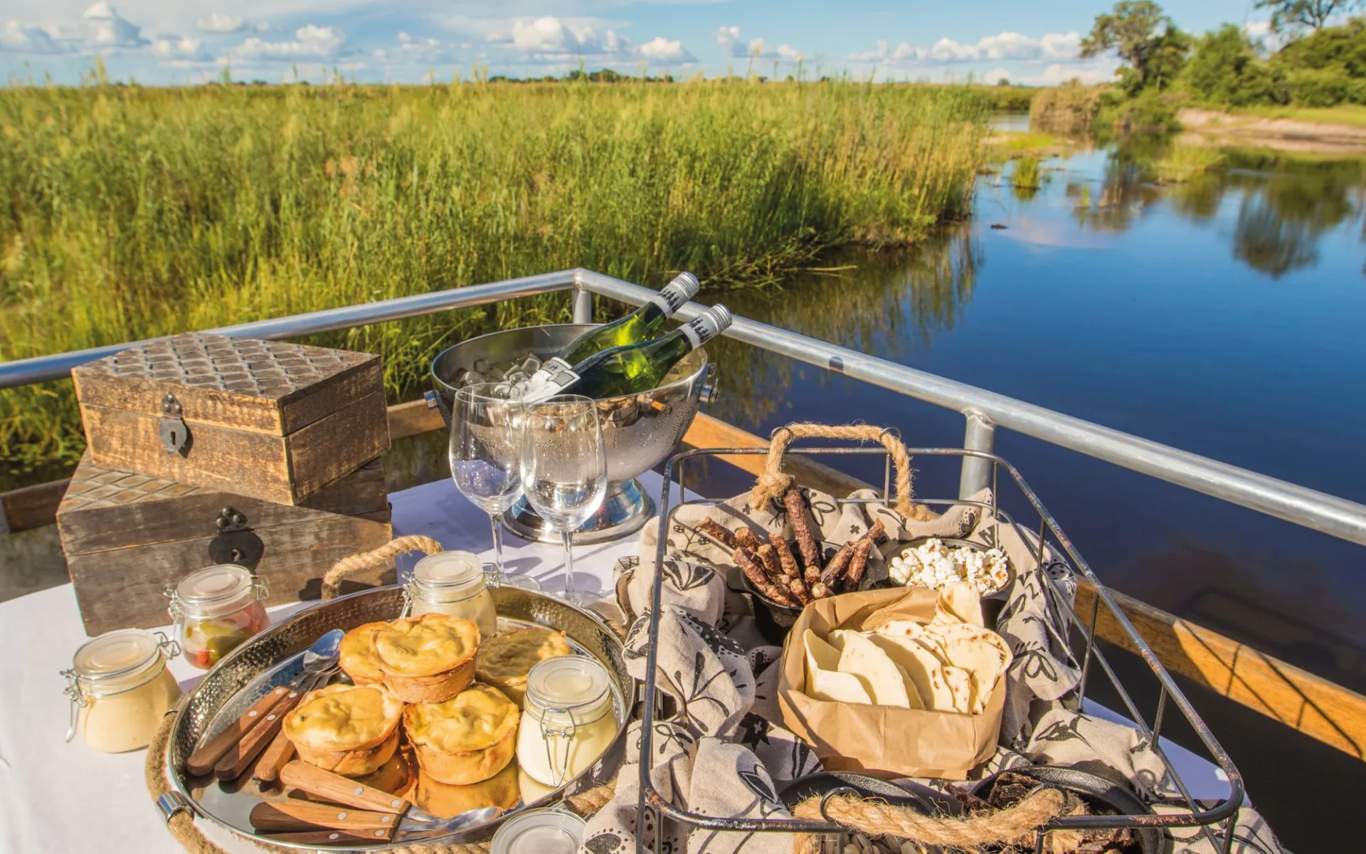 Nambwa Tented Lodge in Zambesi (Caprivi):  Nambwa Tented Lodge - Sundowner auf dem Boot