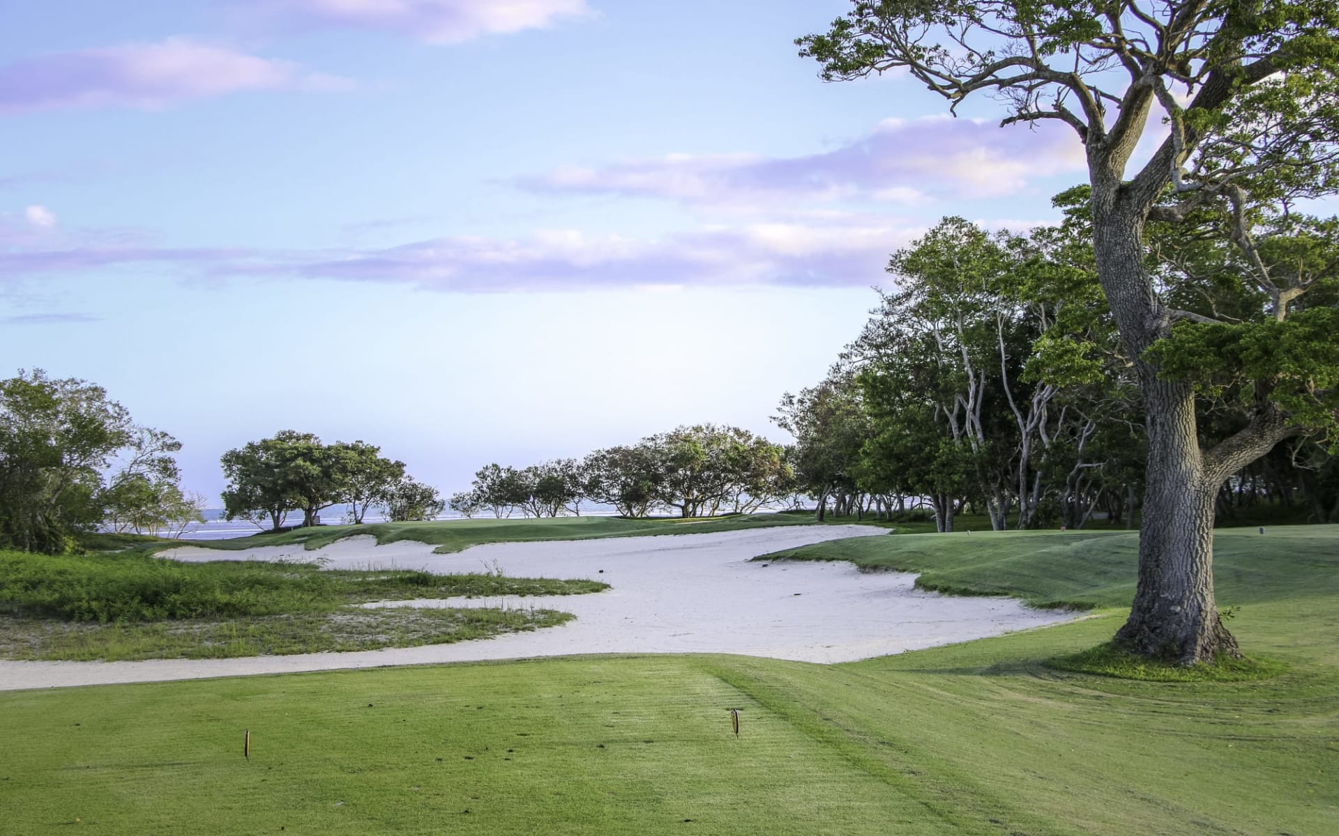 Sheraton New Caledonia Deva Spa & Golf Resort in Bourail:  SHE_NOUSI_DEVA _GOLF_SIGNATURE_HOLE (2)_1