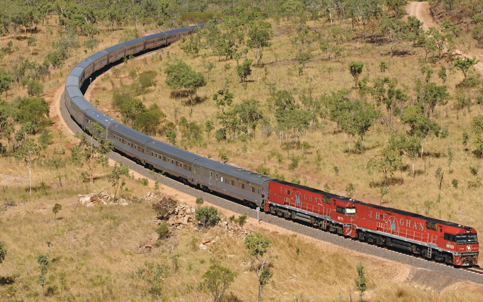 The Ghan von Darwin bis Alice Springs: Australien - Bahnreisen - The Ghan in Kurve