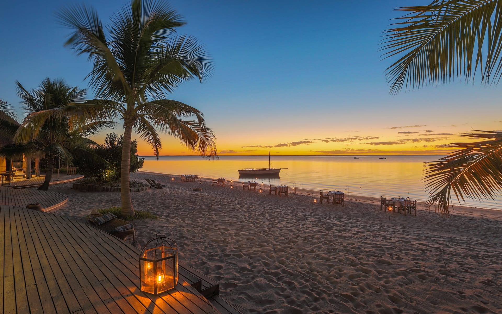 Azura Benguerra in Benguerra Island: Azura Benguerra - dining on beach