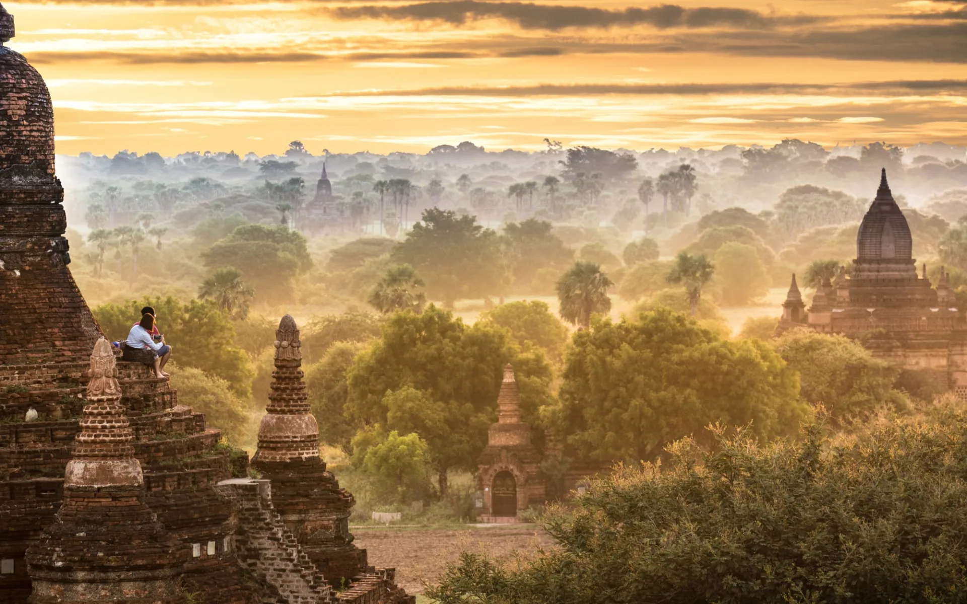 Myanmar - Land der Tempel und Pagoden ab Yangon: Bagan Sunrise with tourist in the early morning