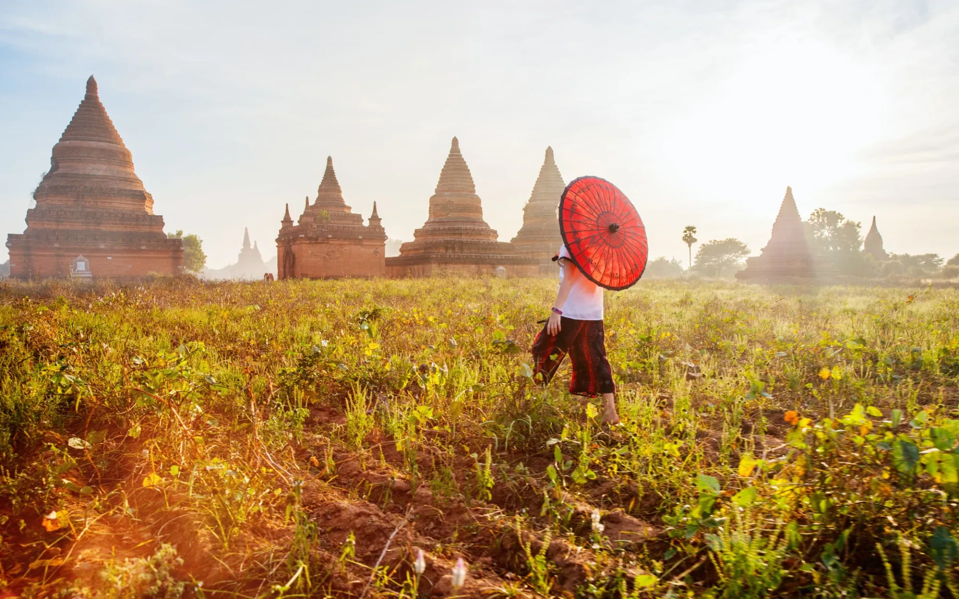 Faszination Myanmar - Ein Land im Wandel ab Yangon: Bagan Young girl with traditional burmese parasol