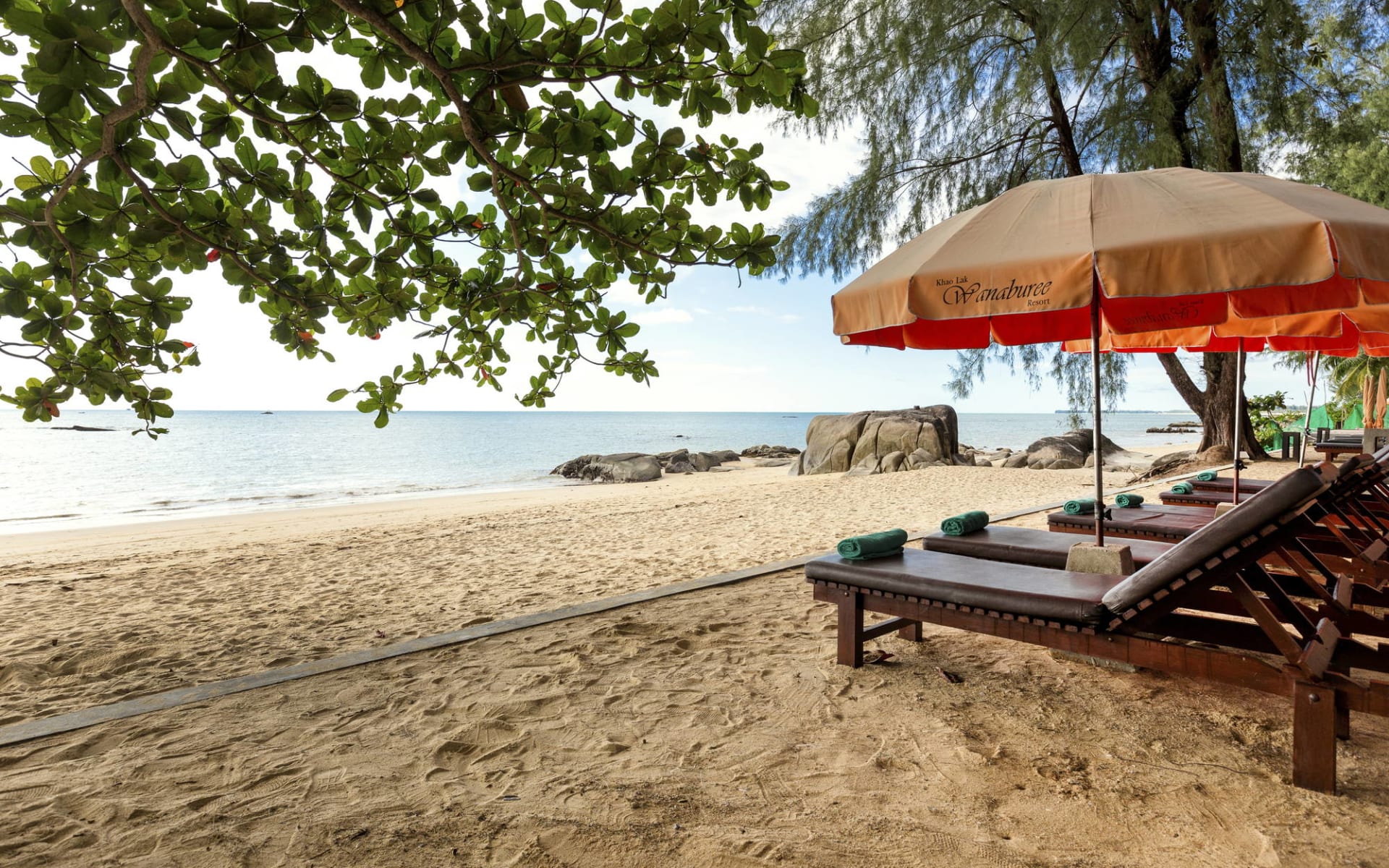 Wanaburee Resort in Khao Lak: Beach