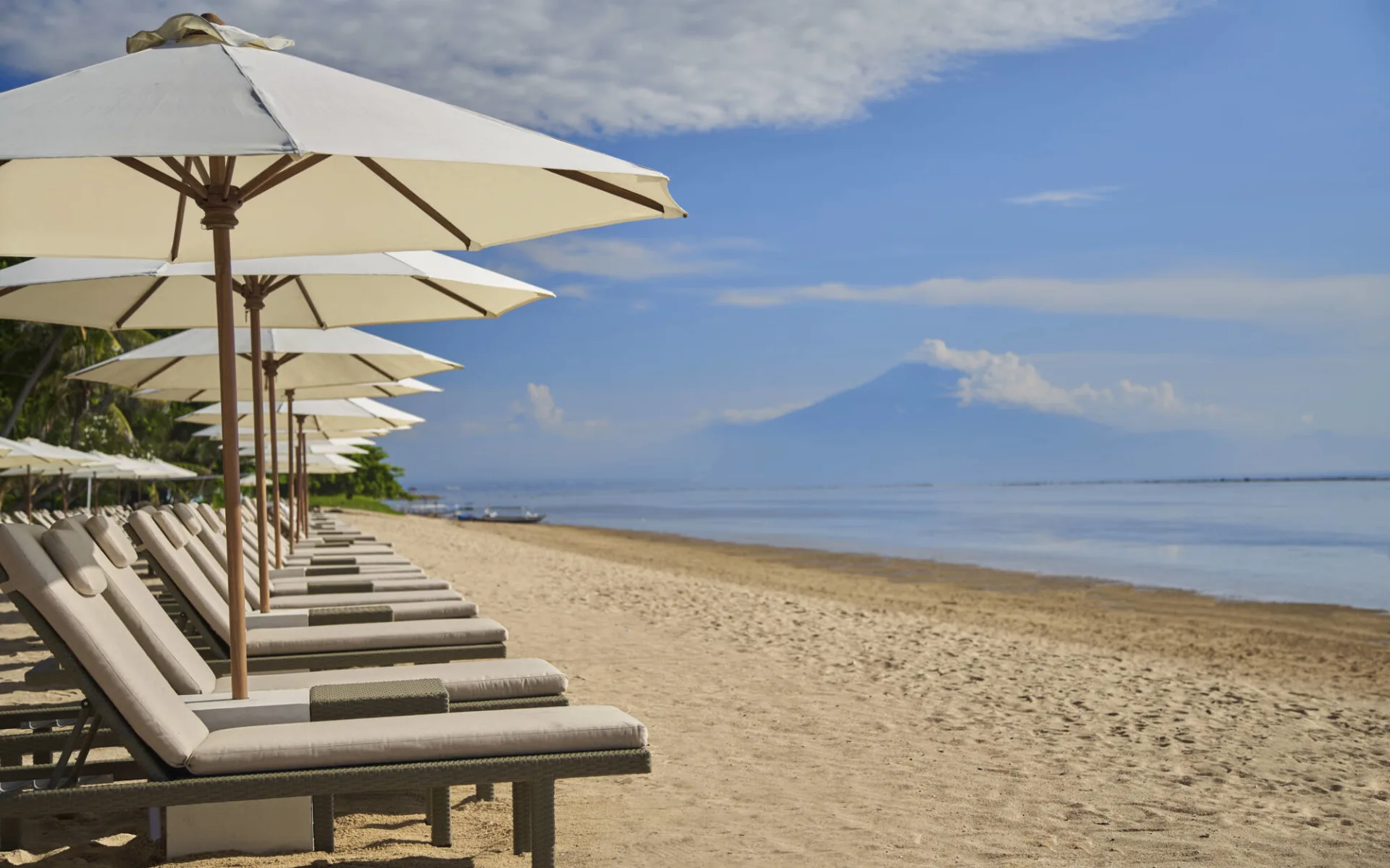 Hyatt Regency Bali in Südbali: Beach overlooking to Mount Agung