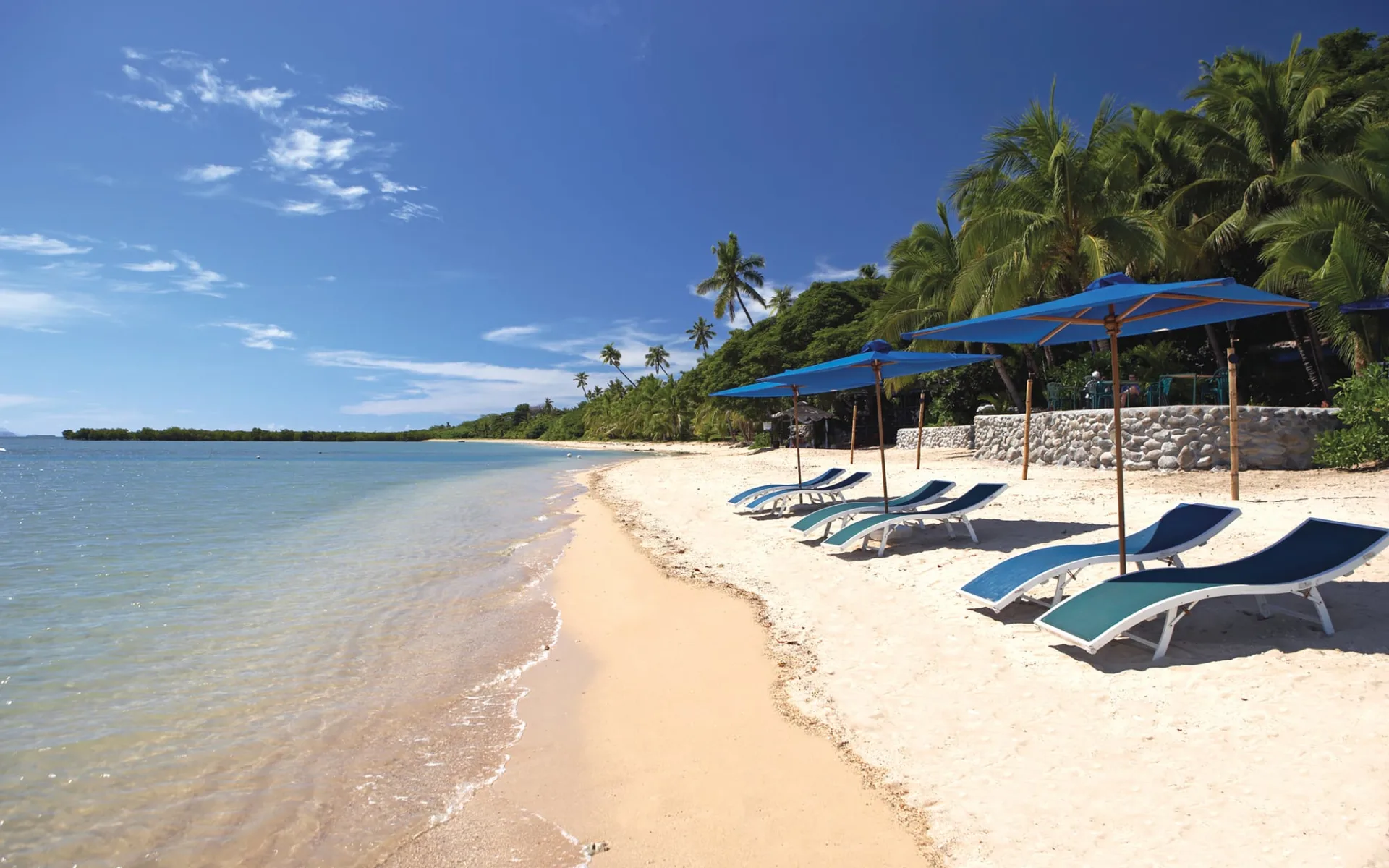 First Landing Beach Resort in Lautoka:  First Landing Beach Resort - Strand mit Liegestühlen