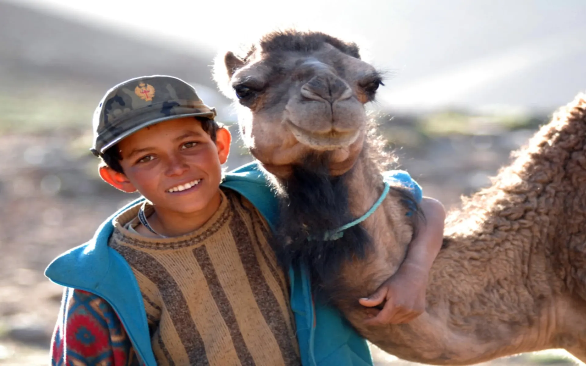Selbstfahrer-Tour: Kids & Camels ab Marrakesch: Berber boy with camel