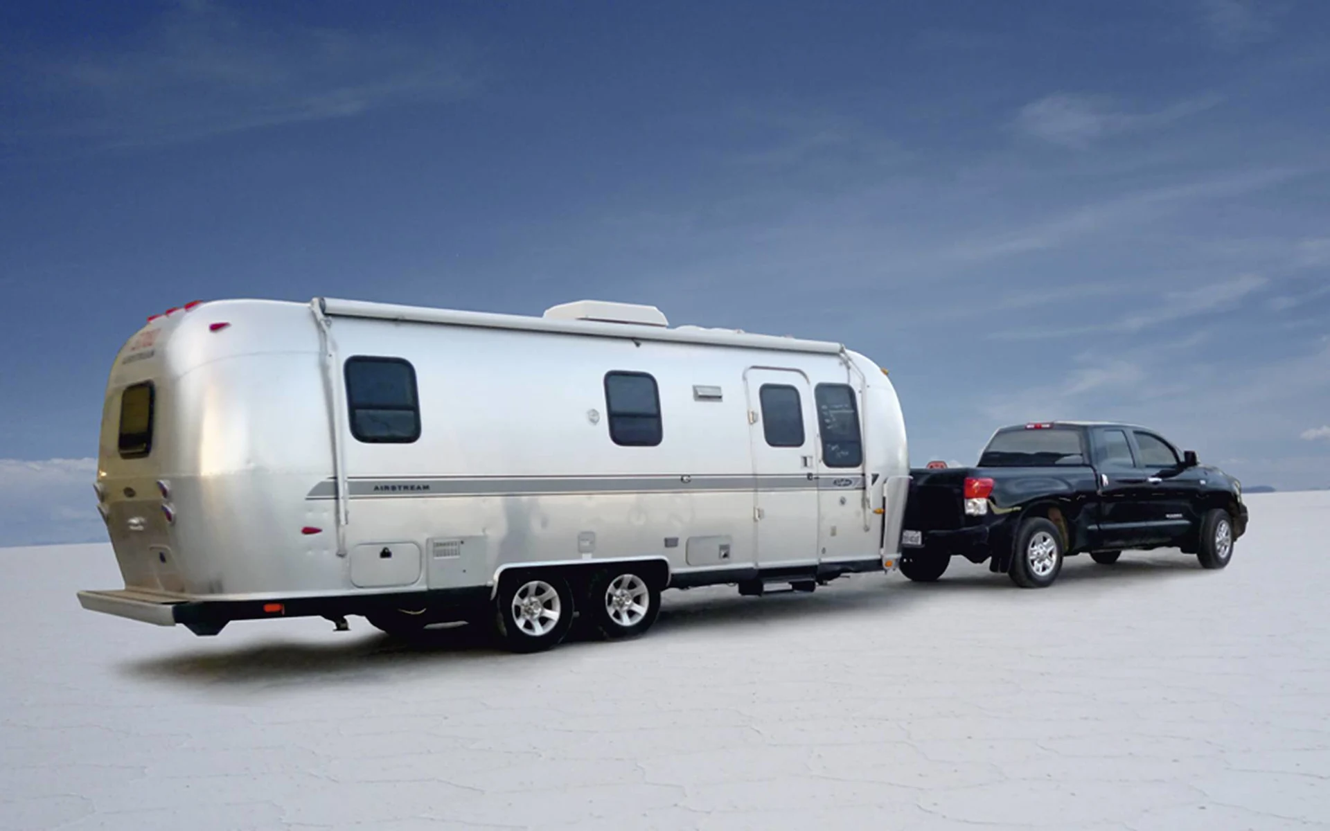 Uyuni Salzsee Tour im komfortablen Camper ab Copacabana: Bolivien - Salar de Uyuni - Camper auf dem Salzsee