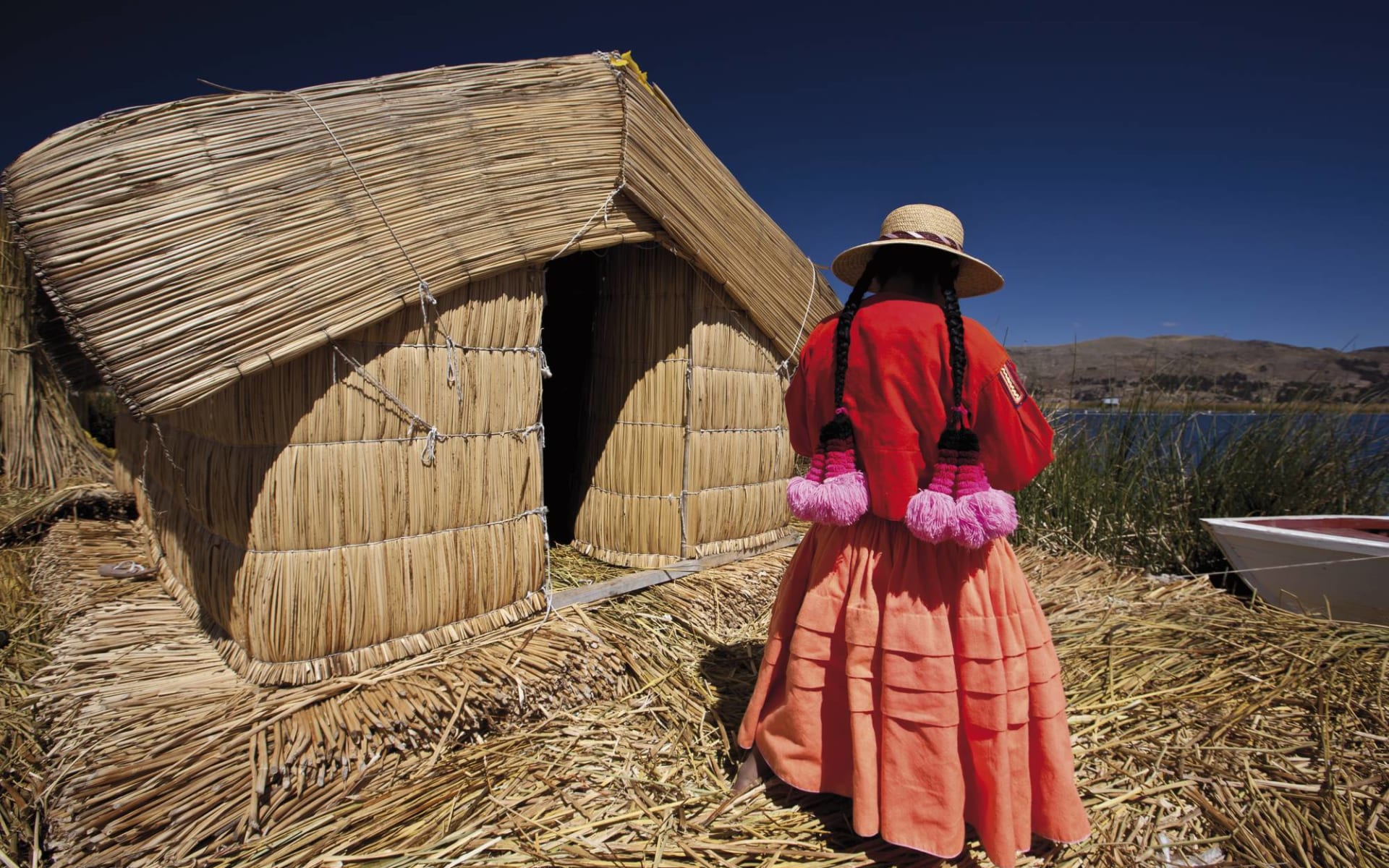 Privatreise Titicaca, der heilige See ab La Paz: Bolivien - Titicacasee - Frau vor Strohhütte