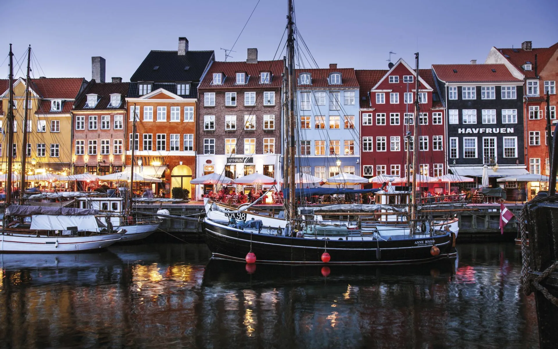 Inselträume für Natur- & Strandliebhaber ab Kopenhagen: Copenhagen Nyhavn colorful houses