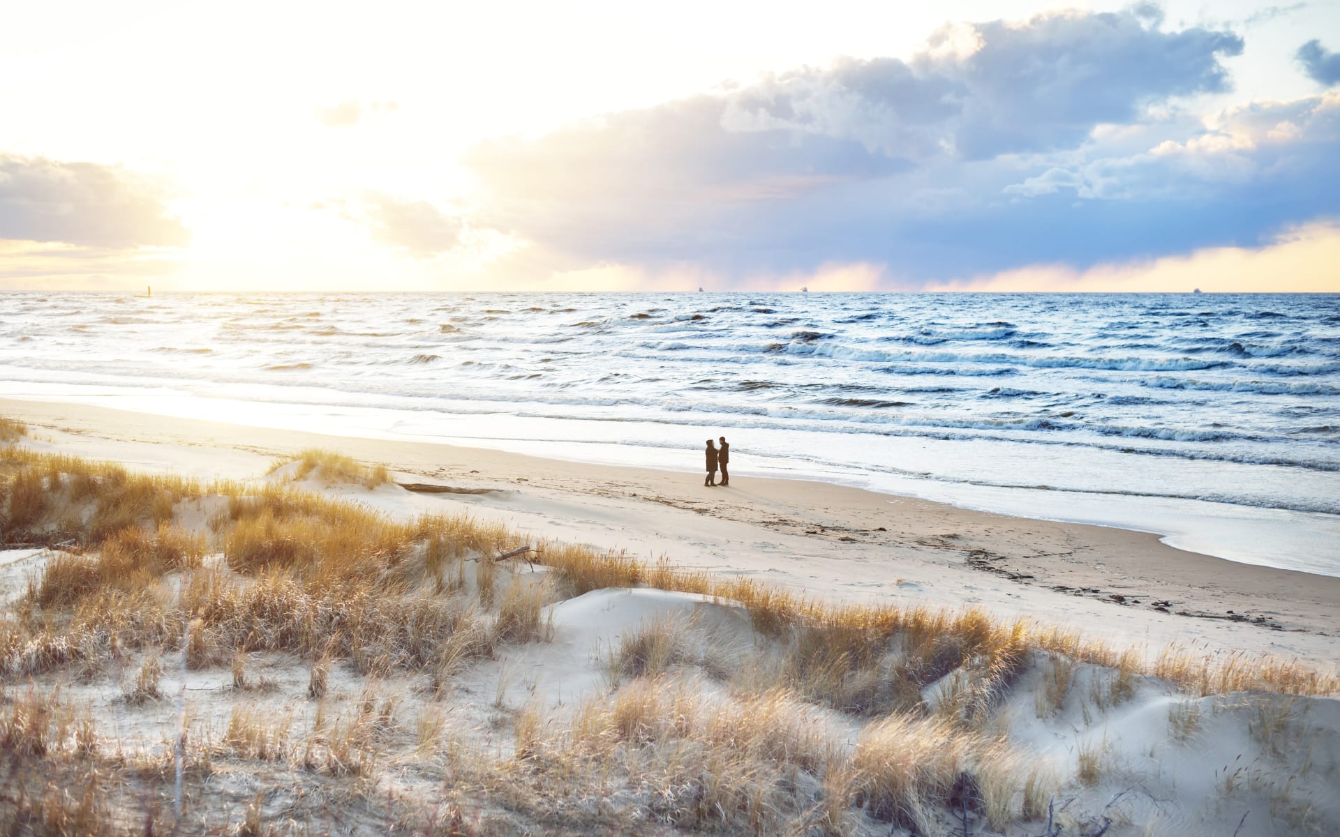 Badeferien im Strandhotel Seerose Kölpinsee ab Usedom: Deutschland_Paar am Strand_Ostsee