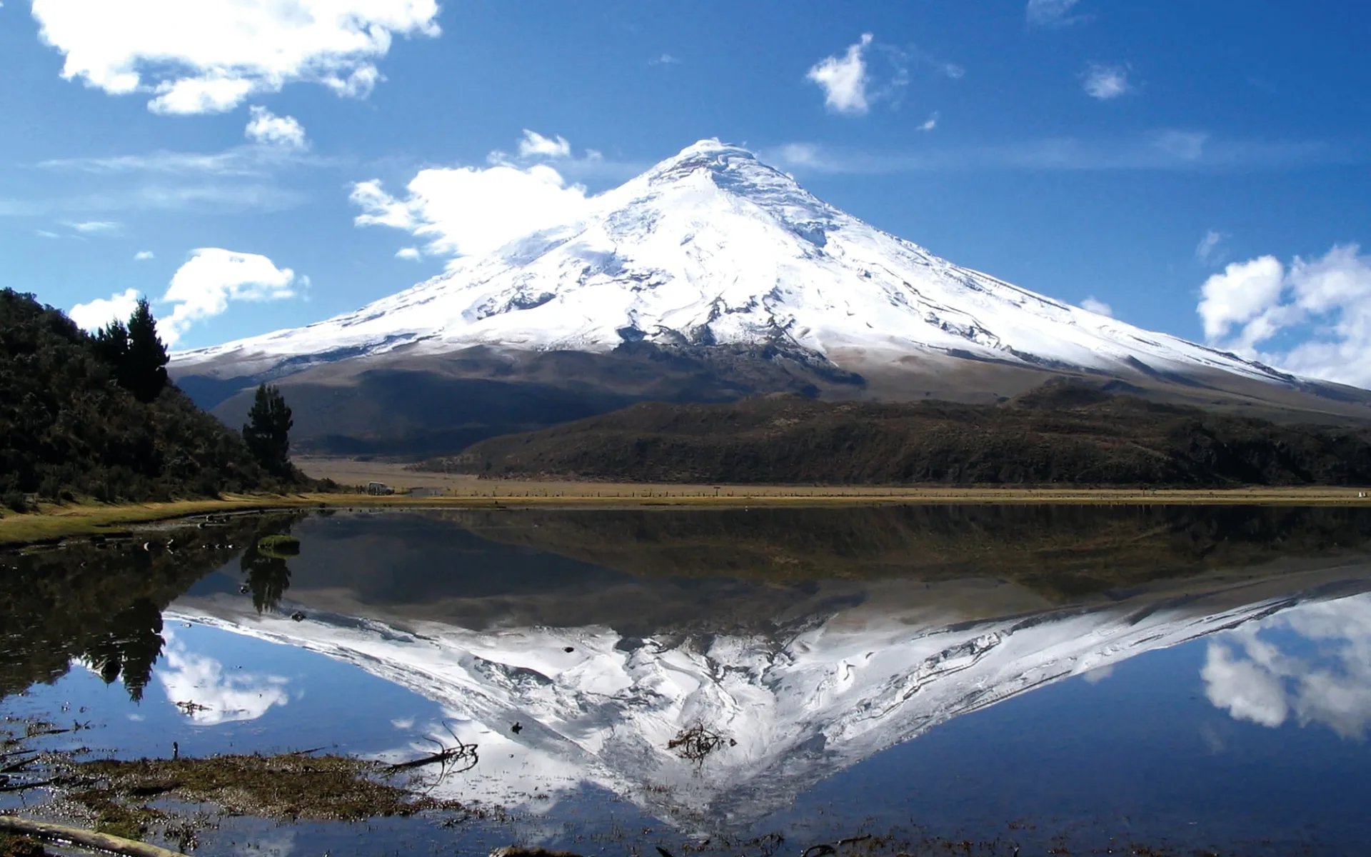 Kulturen am Äquator ab Quito: Ecuador - Cotopaxi Vulkan - Blick auf Vulkan über See