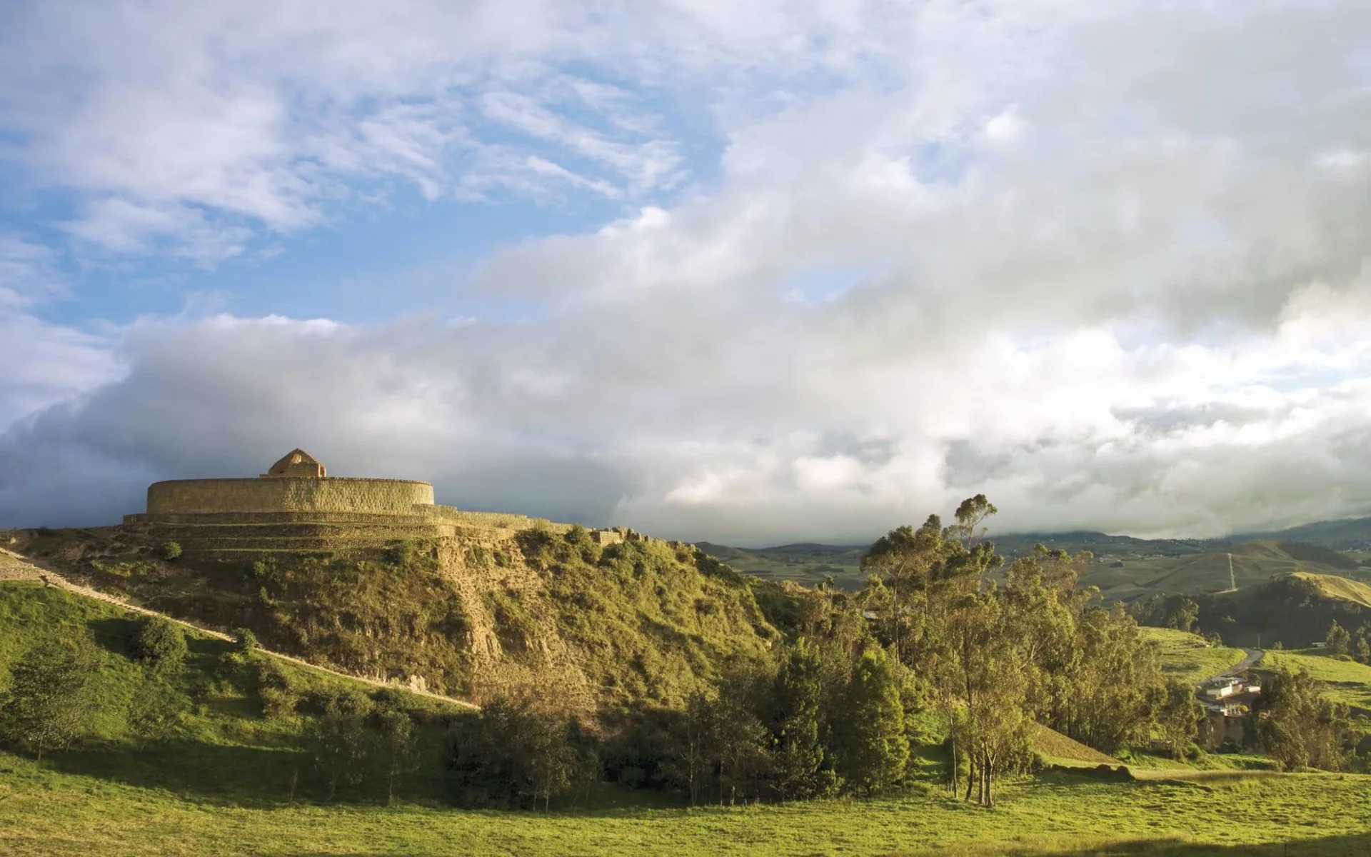 Die Vulkanstrasse ab Quito: Ecuador - Ingapirca - Blick über Landschaft auf die Ruine