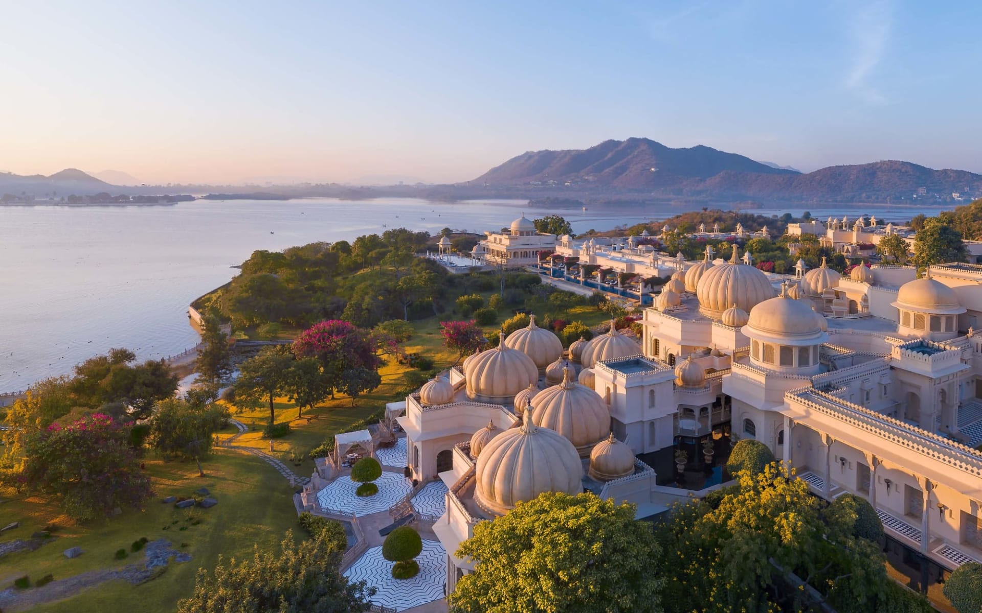 The Oberoi Udaivilas in Udaipur: Aerial view in the morning