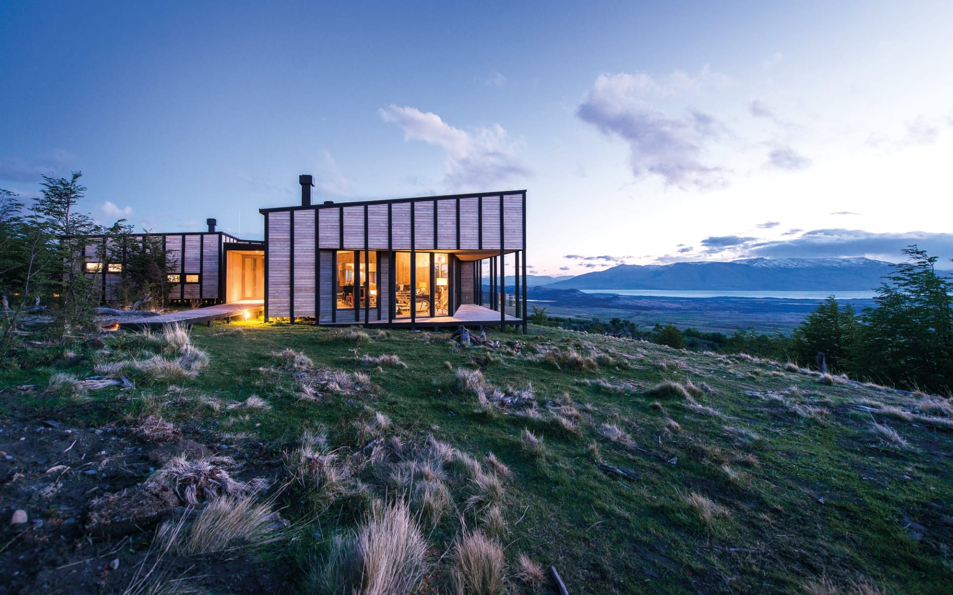 Awasi Patagonia in Torres del Paine Nationalpark:  Awasi Patagonia - Villa von aussen bei Dämmerung