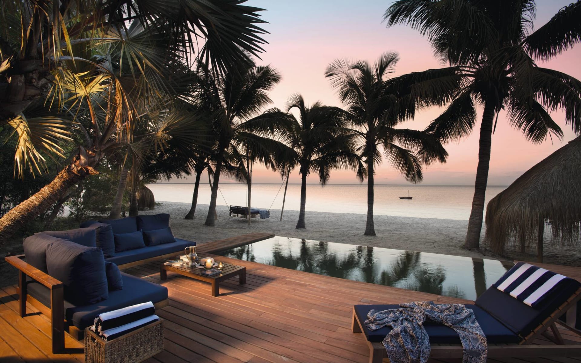 African Dream ab Kapstadt: Exterior Benguerra Lodge Sitzlounge mit kleinem Pool und Strand