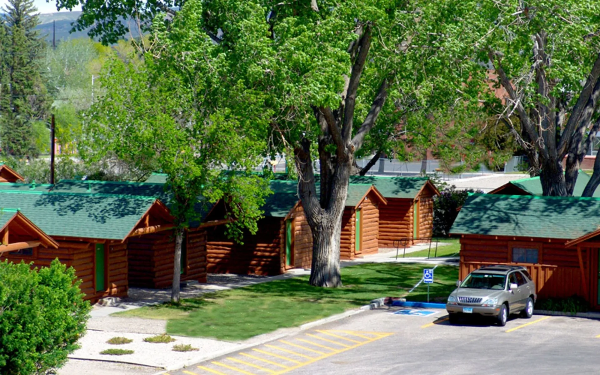 Buffalo Bill Cabin Village in Cody:  Buffalo Bill Village Cabins, Cody_Aussenansicht bei Tag_Bonotel