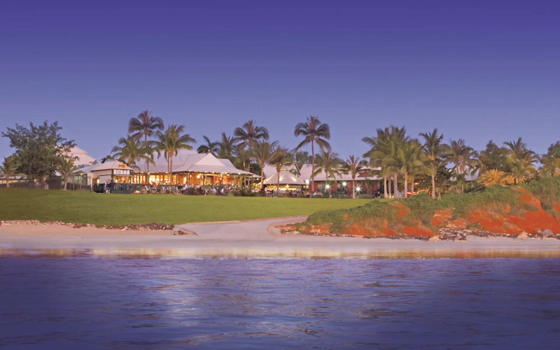 Cable Beach Club Resort in Broome:  Cable Beach Club Resort - Sicht auf die Anlage von Aussen