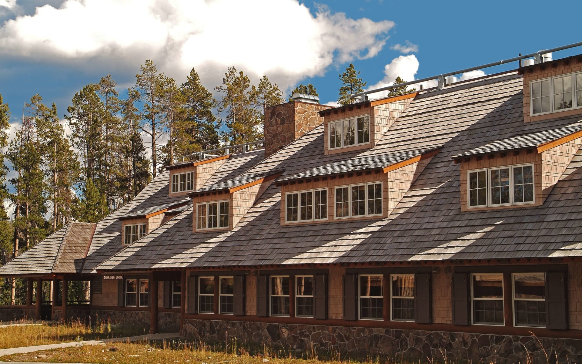 Canyon Lodge and Cabins in Yellowstone National Park:  Canyon Lodge_Aussenansicht 1_RMHT