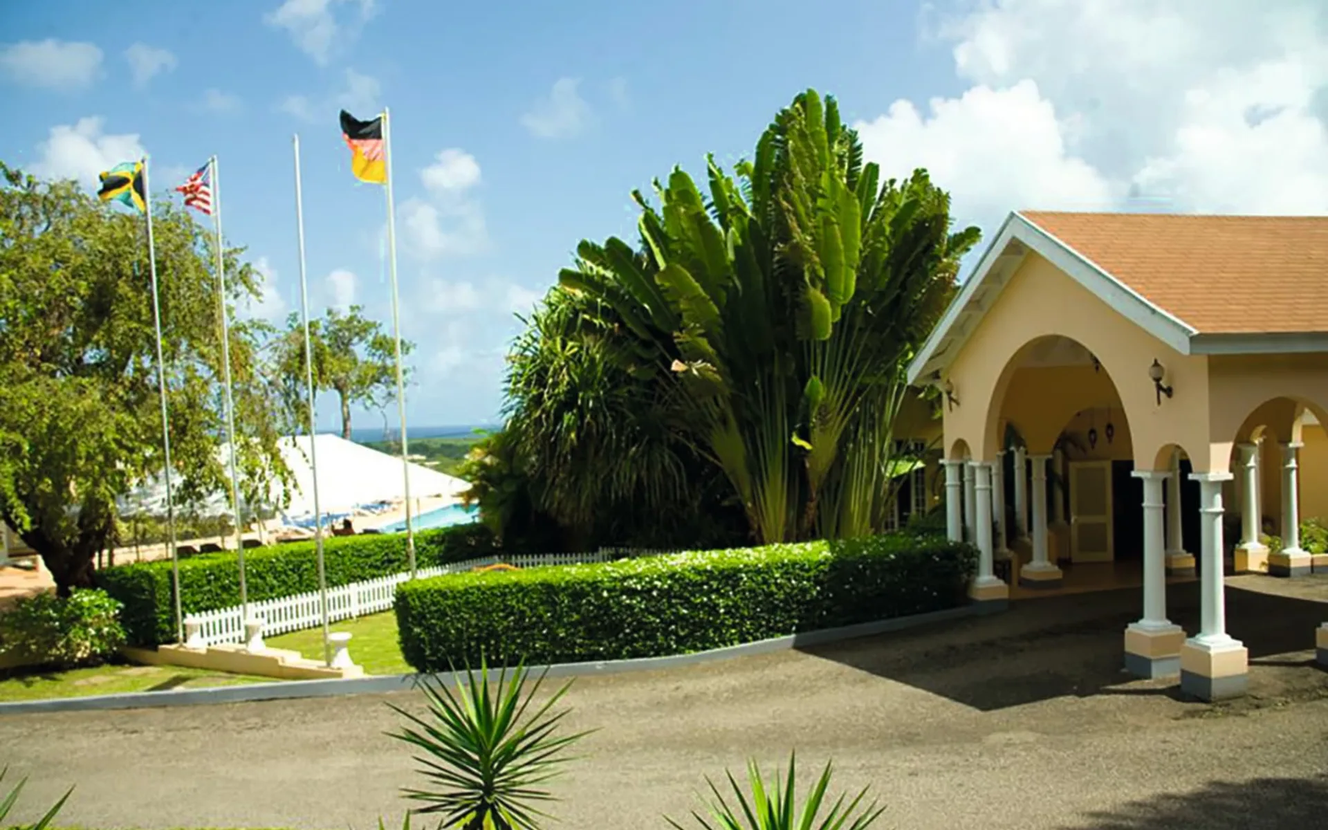 Cardiff Hall in Runaway Bay:  Cardiff Hall Jamaica - Hoteleingang c Caribic Vacations