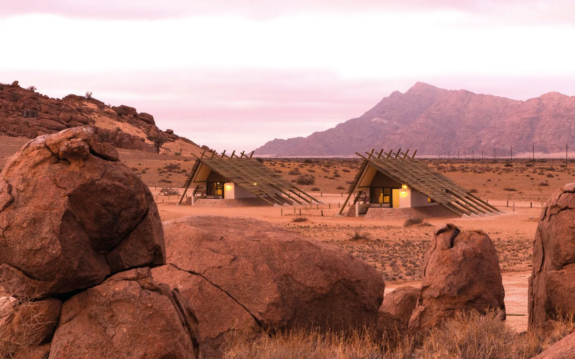 Desert Quiver Camp in Sesriem:  Desert Quiver Lodge - Zimmer von Aussen