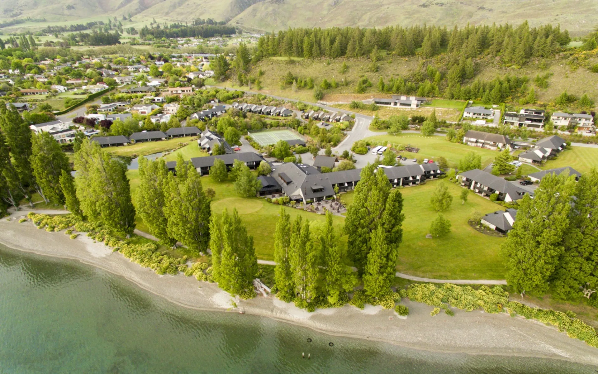 Edgewater Resort in Wanaka:  Edgewater_Aerial_Full View From Lake 2