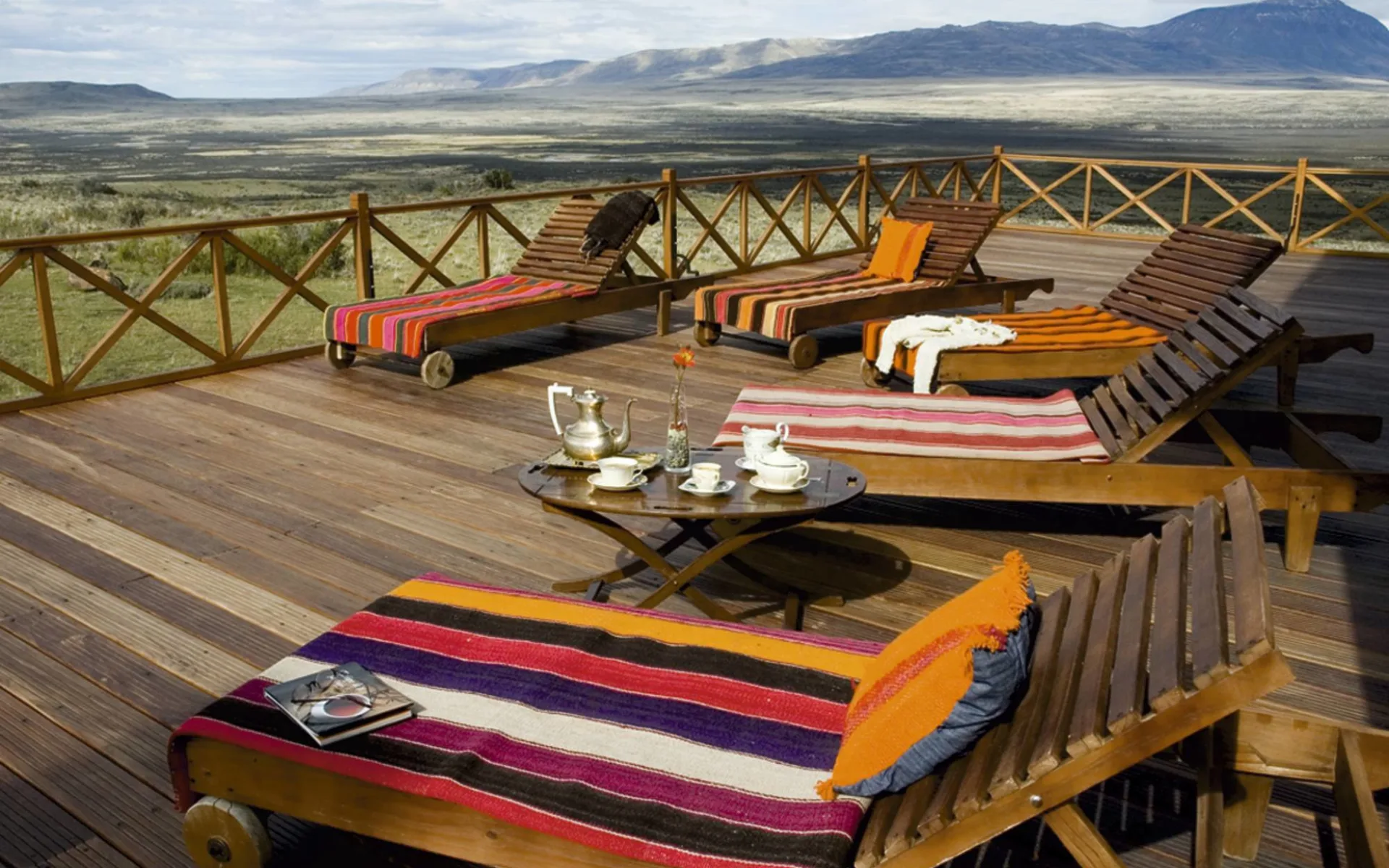 Eolo Hotel Patagonia in El Calafate:  Eolo Terrasse mit Liegestühlen und Nachmittagstee