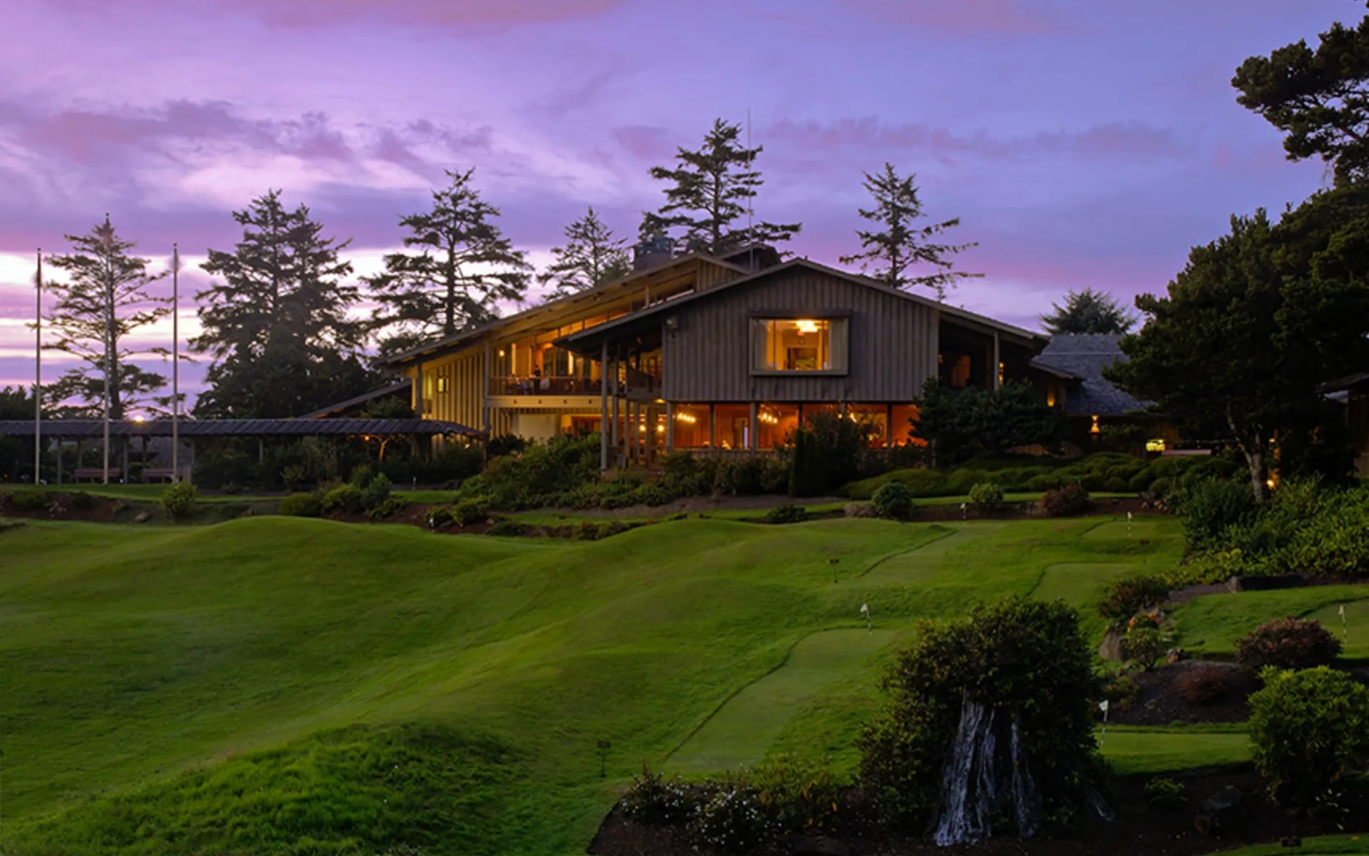 Salishan Coastal Lodge in Gleneden Beach:  Exterior_Salishan Resort_Aussenansicht abends_Tourmappers