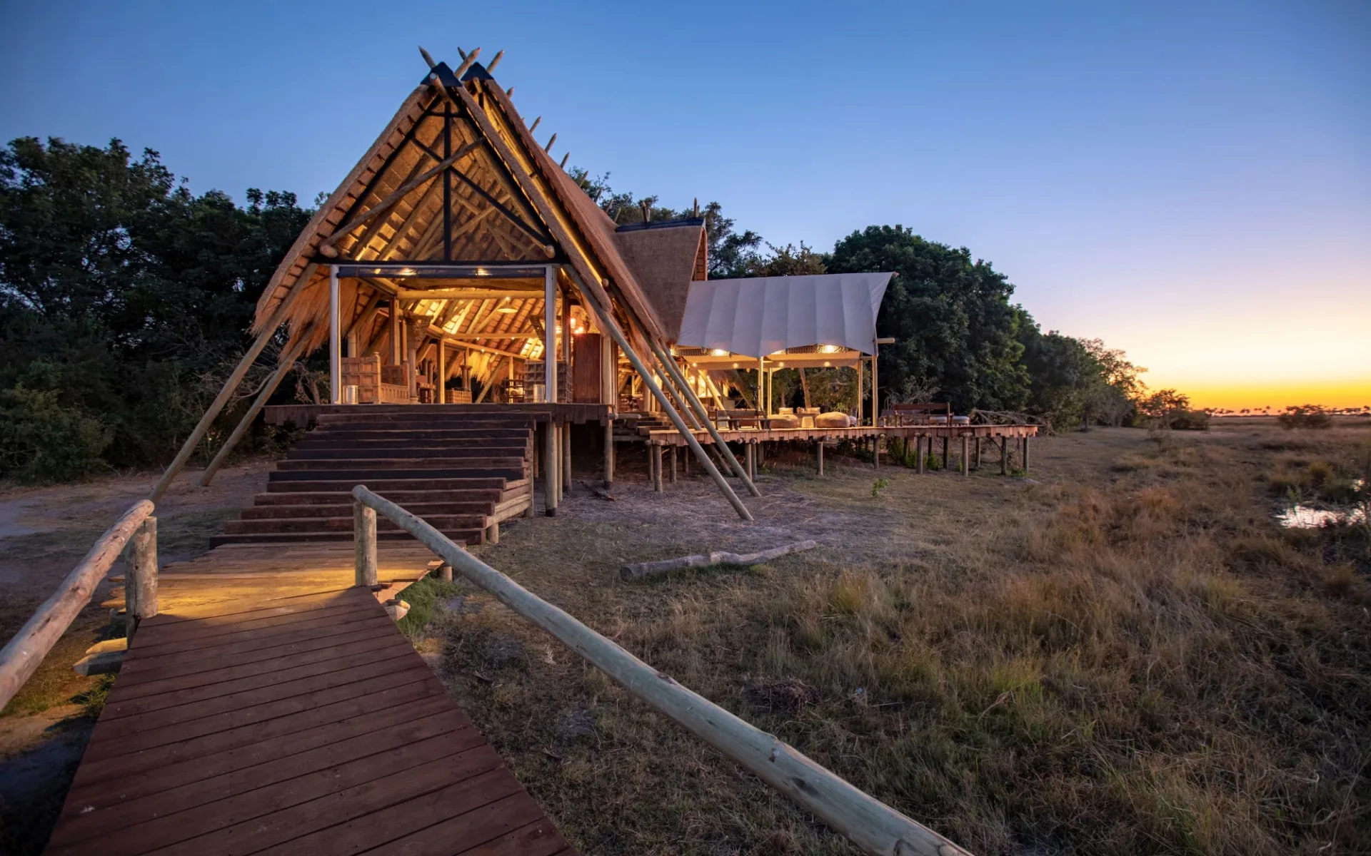 Selinda Camp in Linyanti Region:  exterior Selinda Camp - Hauptgebäude mit Steg c Great Plains