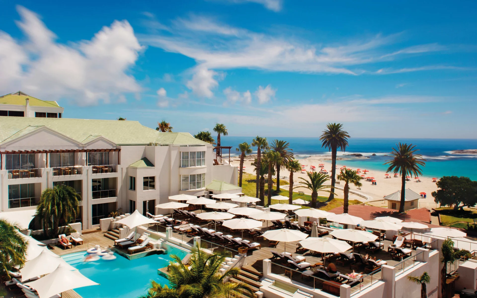 The Bay Hotel in Camps Bay:  exterior The Bay Hotel - Pool und Deck mit Strand von Camps BAy