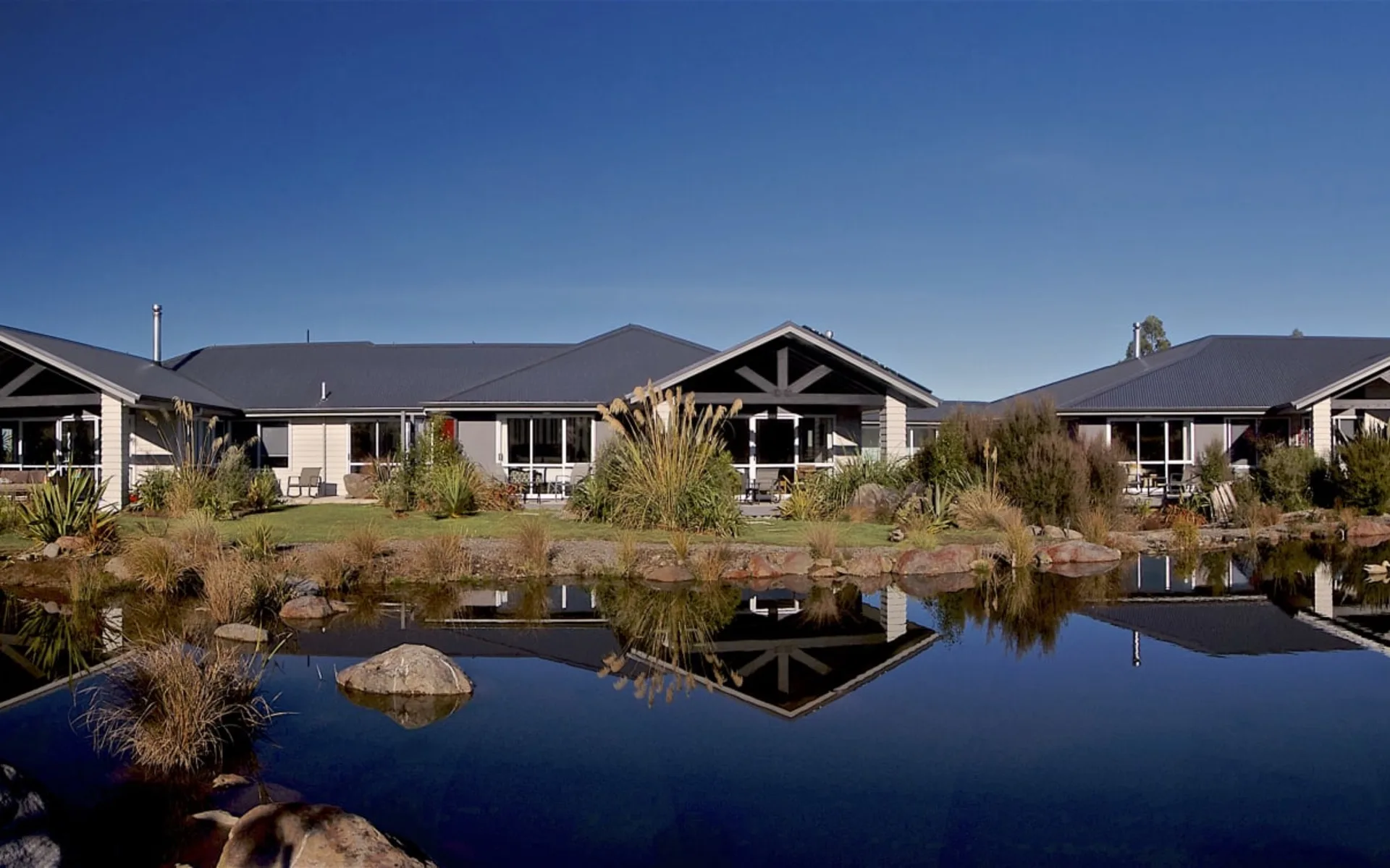 Tongariro Suites @ The Rocks in Tongariro National Park: Exterior Tongariro Suites @ The Rocks, Ohakune - Panorama Bild von aussen cTongariro Suites