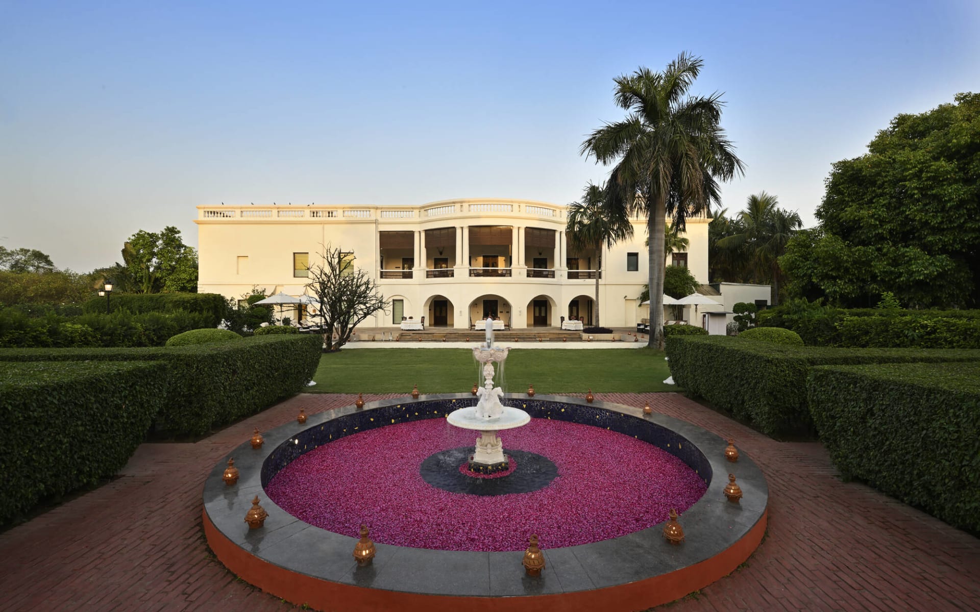 Taj Nadesar Palace in Varanasi: Facade & garden