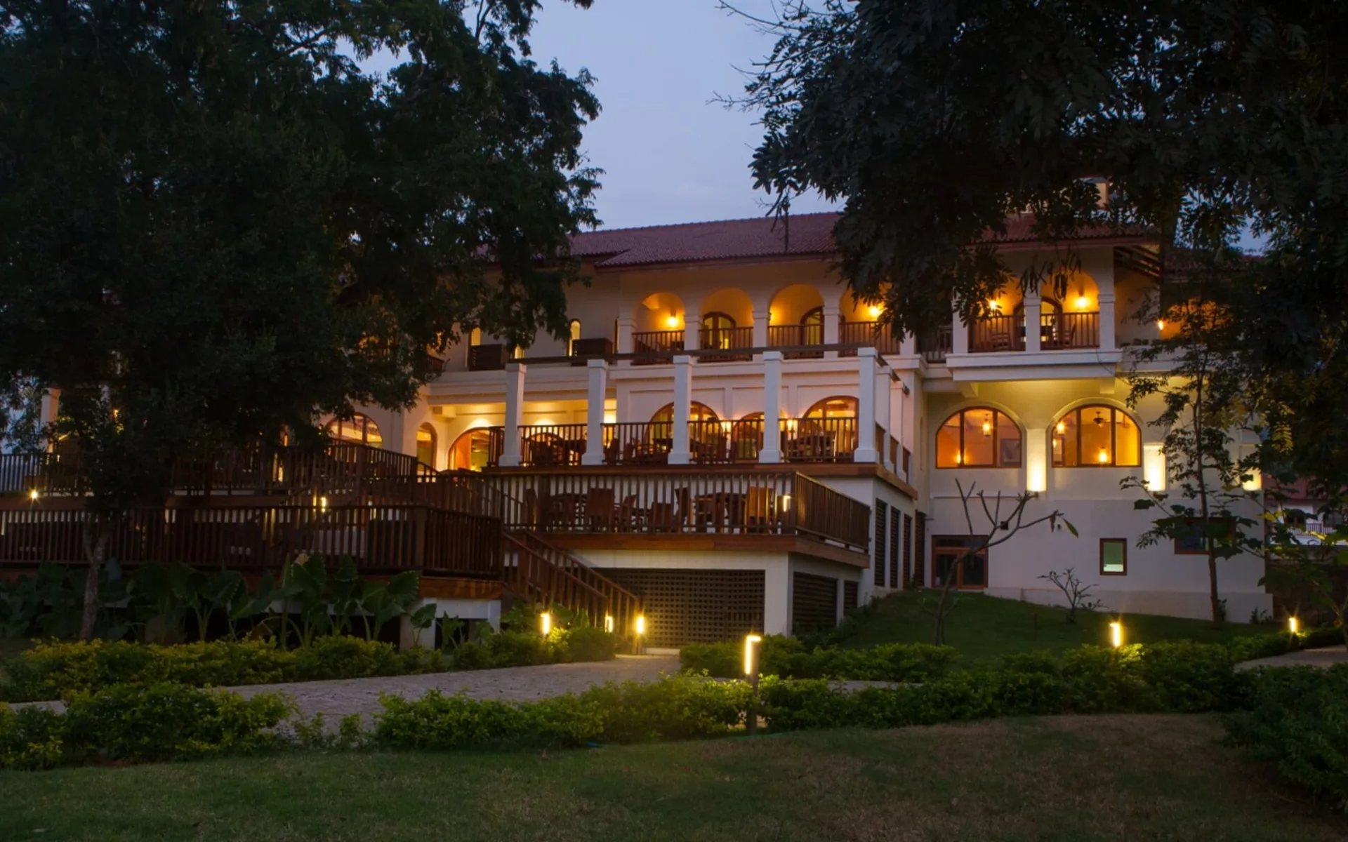 Sanctum Inle Resort in Inle Lake: facade lighted