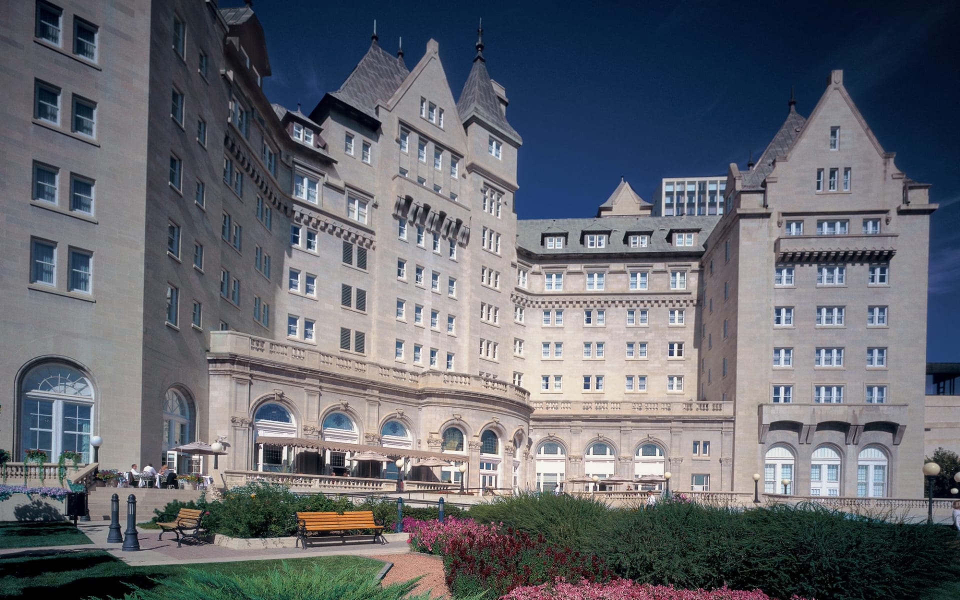 Fairmont Hotel MacDonald in Edmonton:  Fairmont MacDonald_Summer