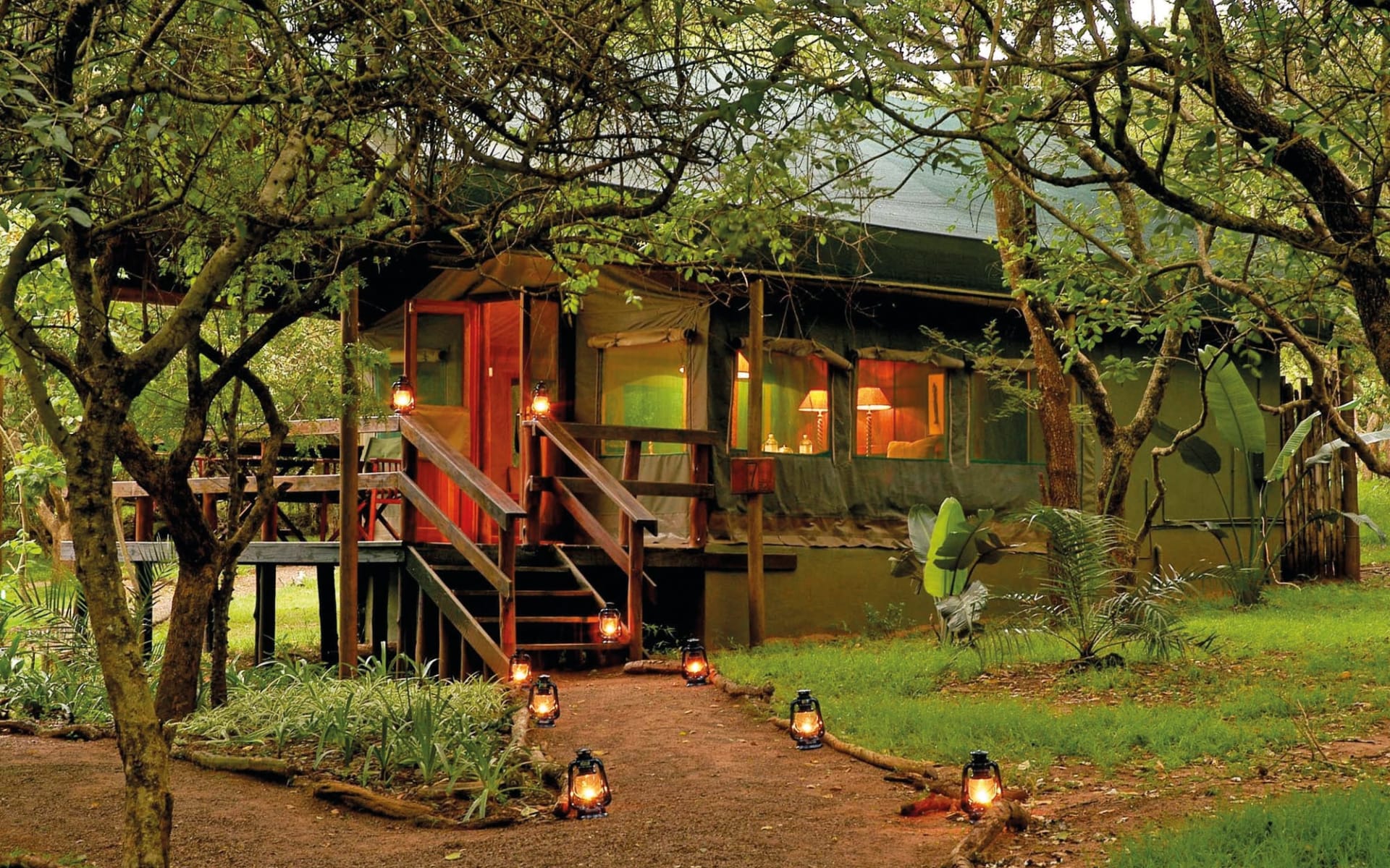 Falaza Game Park & Spa in Hluhluwe:  Falaza Game Park & Spa - Aussenansicht Lodge