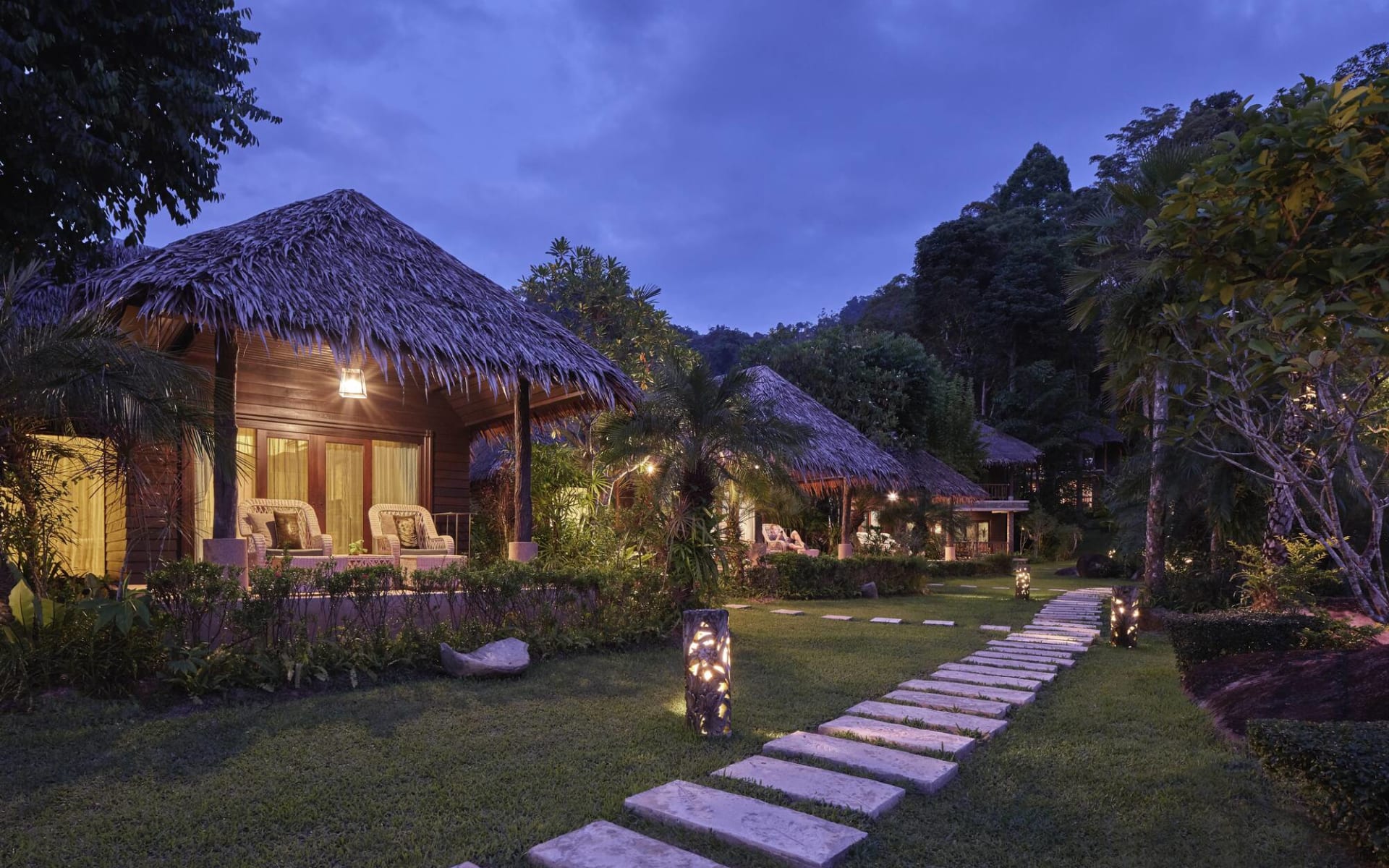 Khaolak Paradise Resort in Khao Lak: Garden Walkway