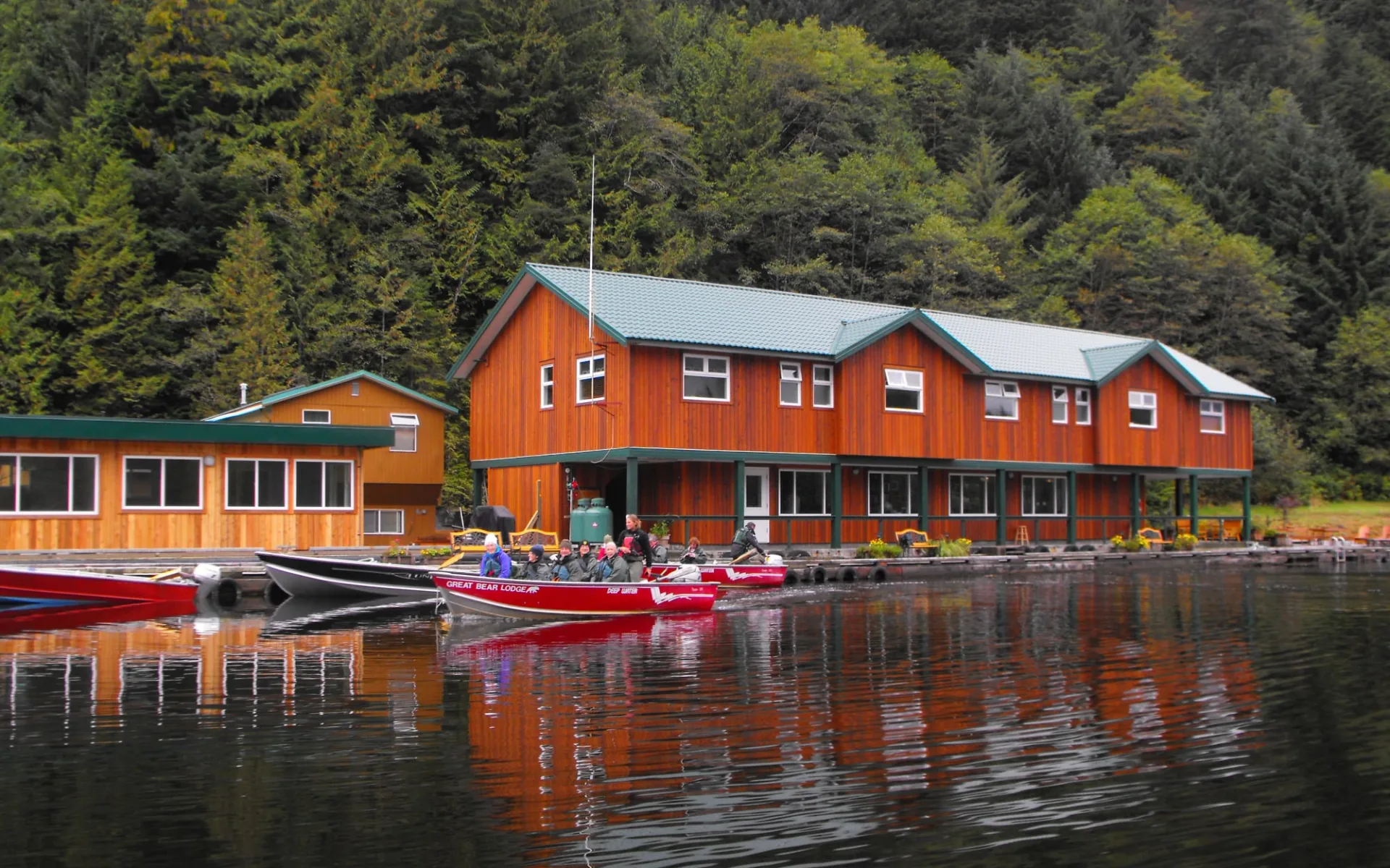 Bärenbeobachtung Great Bear Lodge 5 Tage ab Port Hardy: exterior: Great Bear Lodge - Lodge von aussen