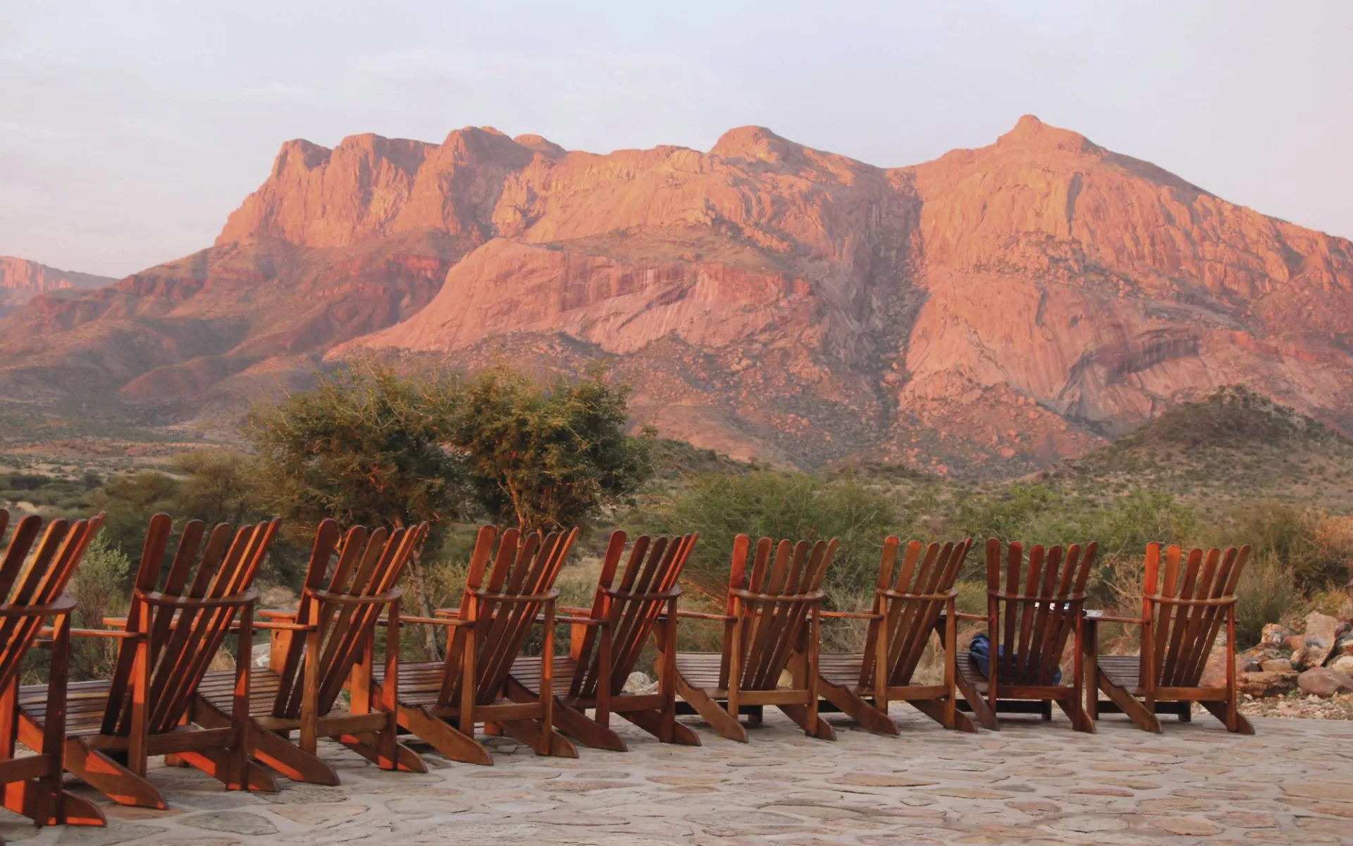 Hohenstein Lodge in Damaraland: Hohenstein Lodge - Stühle mit Panoramablick auf Erongo Berge
