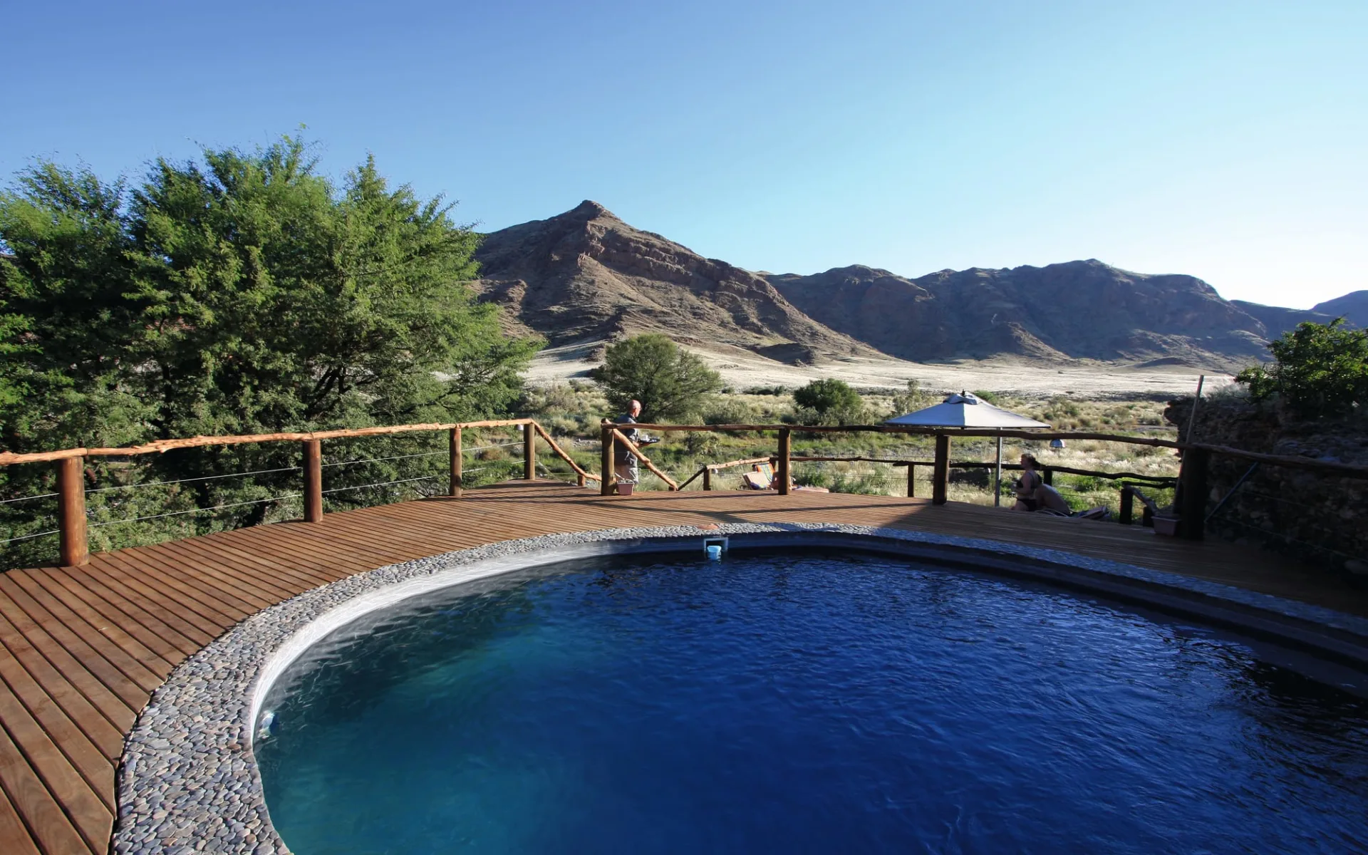 Hoodia Desert Lodge in Maltahöhe: Exterior Hoodia Desert Lodge Pool Terrasse und Landschaft