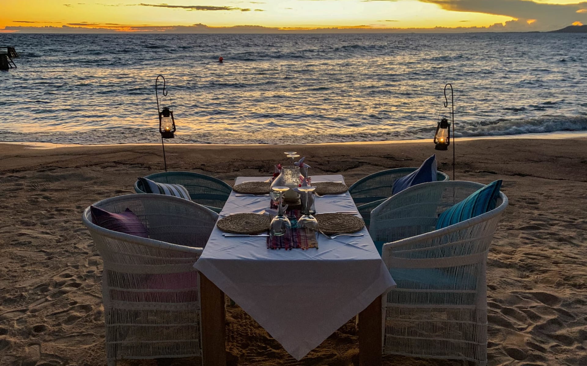 Kaya Mawa Lodge in Likoma Island: exterior Kaya Mawa - Abendessen am Strand mit Laternen