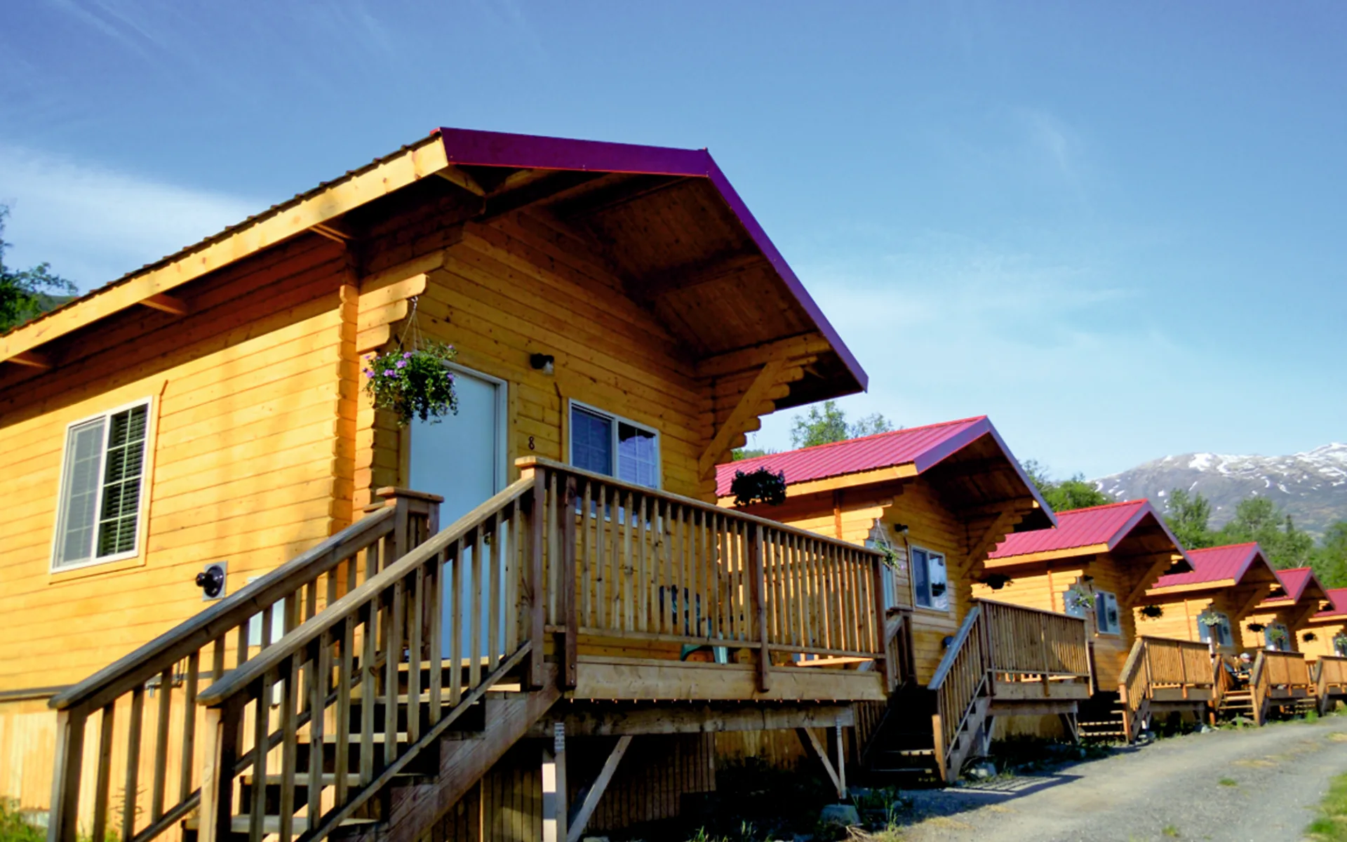 Knik River Lodge:  Knik River Lodge - Wohnhäuser Aussenansicht