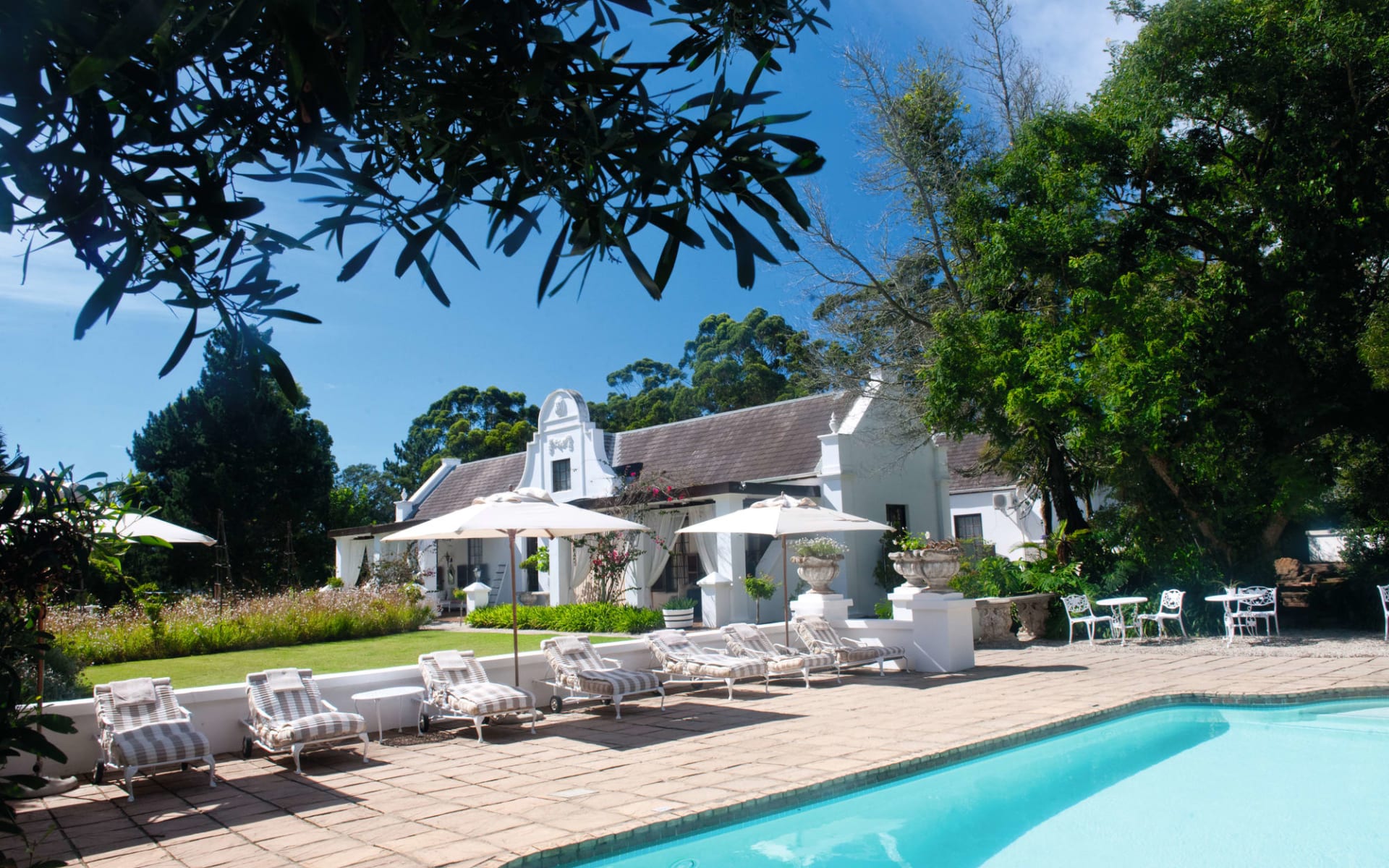 Lairds Lodge Country Estate in Plettenberg Bay: Lairds Lodge  - Aussenansicht mit Pool