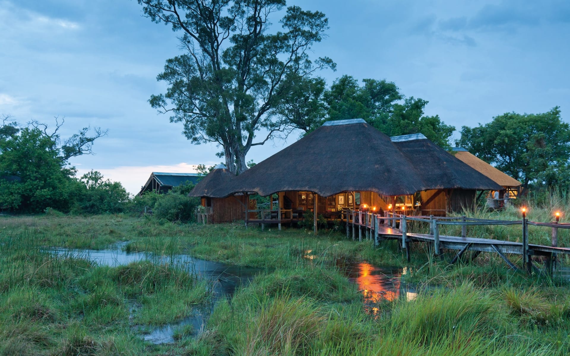 Lebala Camp in Linyanti Region: Lebala Camp - Aussenansicht Lodge Hauptgebäude c Kwando Safaris